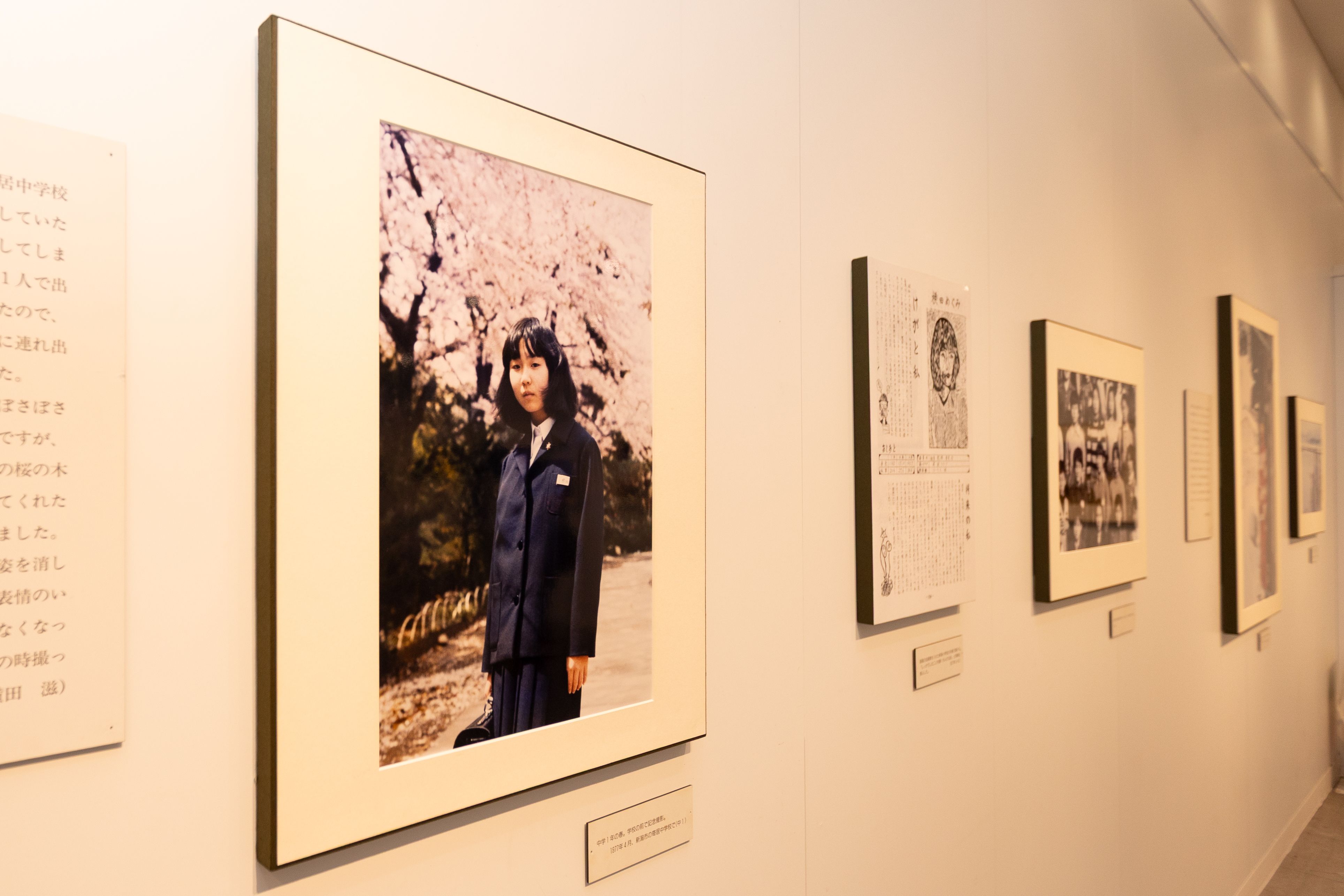 橫田惠櫻花下校服照展出（丁勤紜攝影）