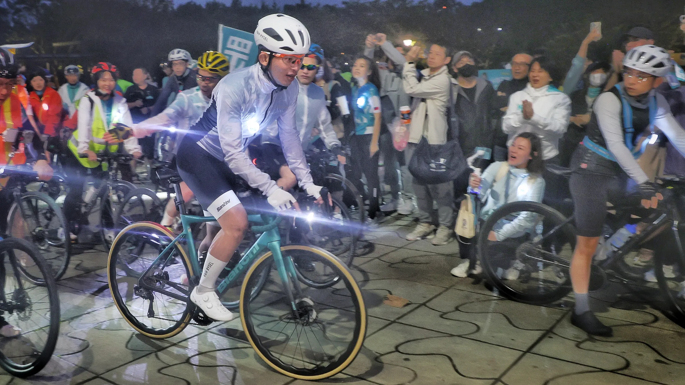20260228-「民衆党一日北高」自転車イベントに参加する黄主席（28日）。（柯承恵撮影）