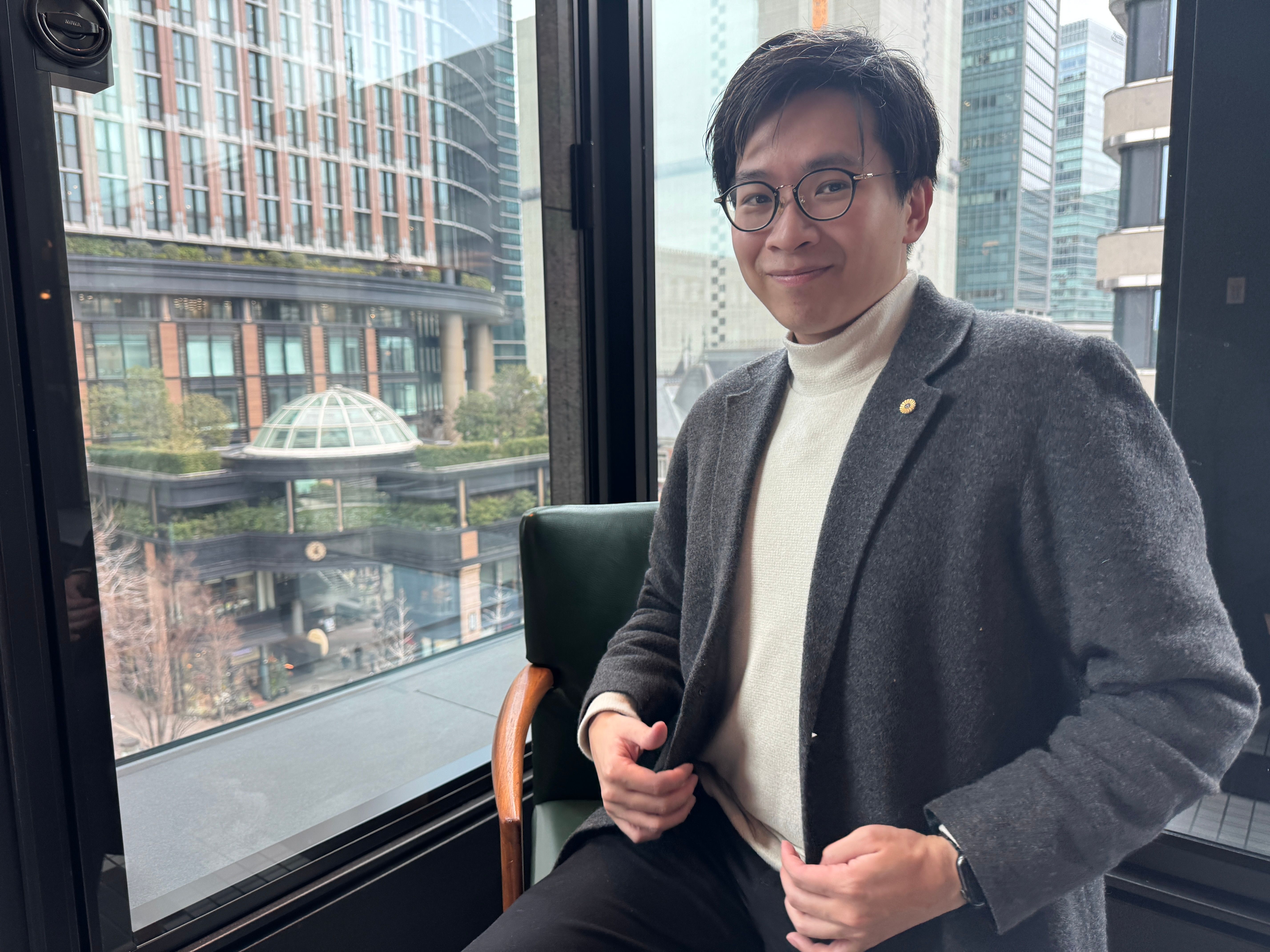 台湾出身の丸山翔氏が日本の社労士と行政書士のダブル資格を取得し、法務の「二刀流」専門家として台湾企業の日本進出と法令遵守を支援している。黃信維