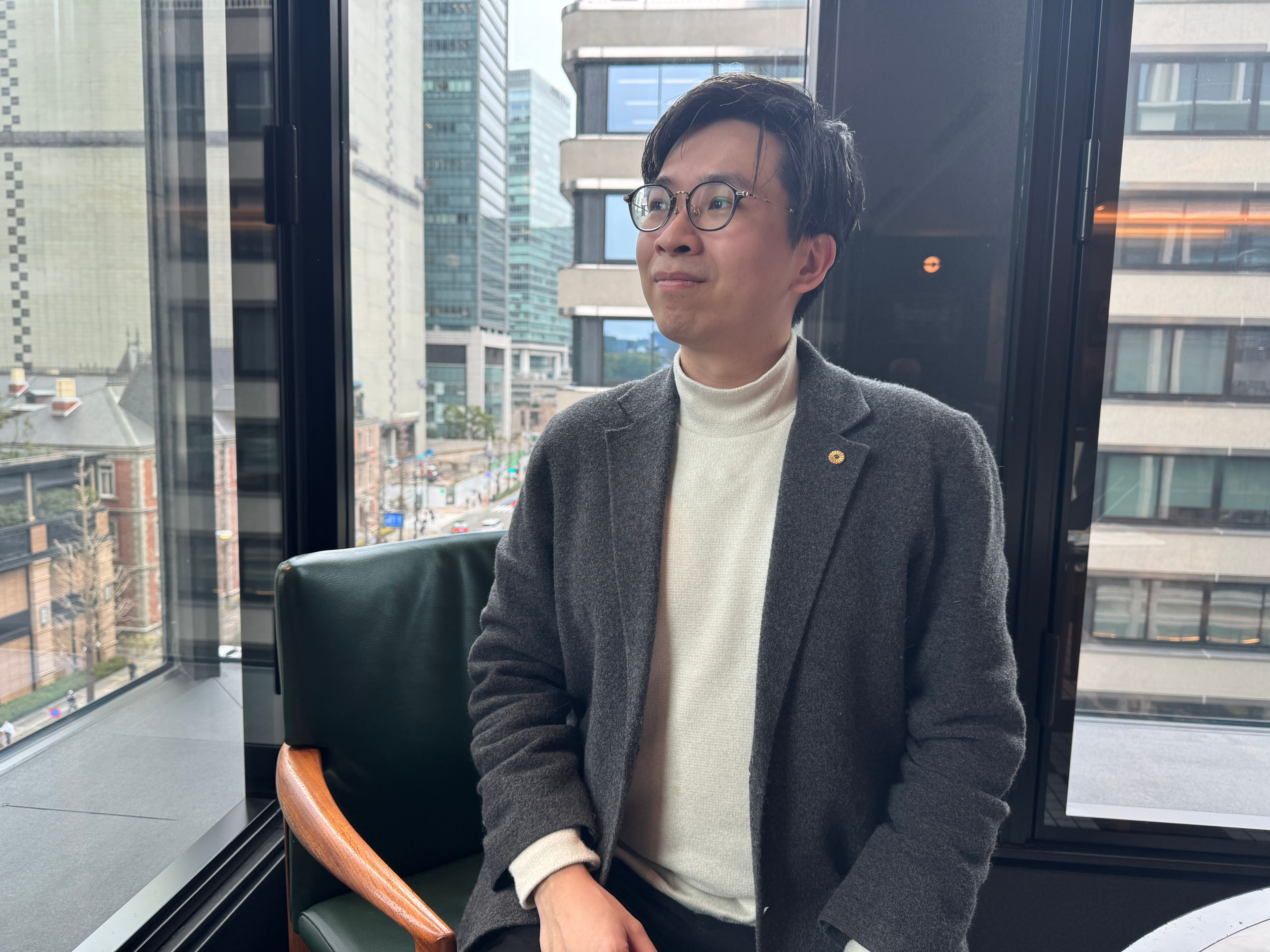 台湾出身の丸山翔氏が日本の社労士と行政書士のダブル資格を取得し、法務の「二刀流」専門家として台湾企業の日本進出と法令遵守を支援している。黃信維