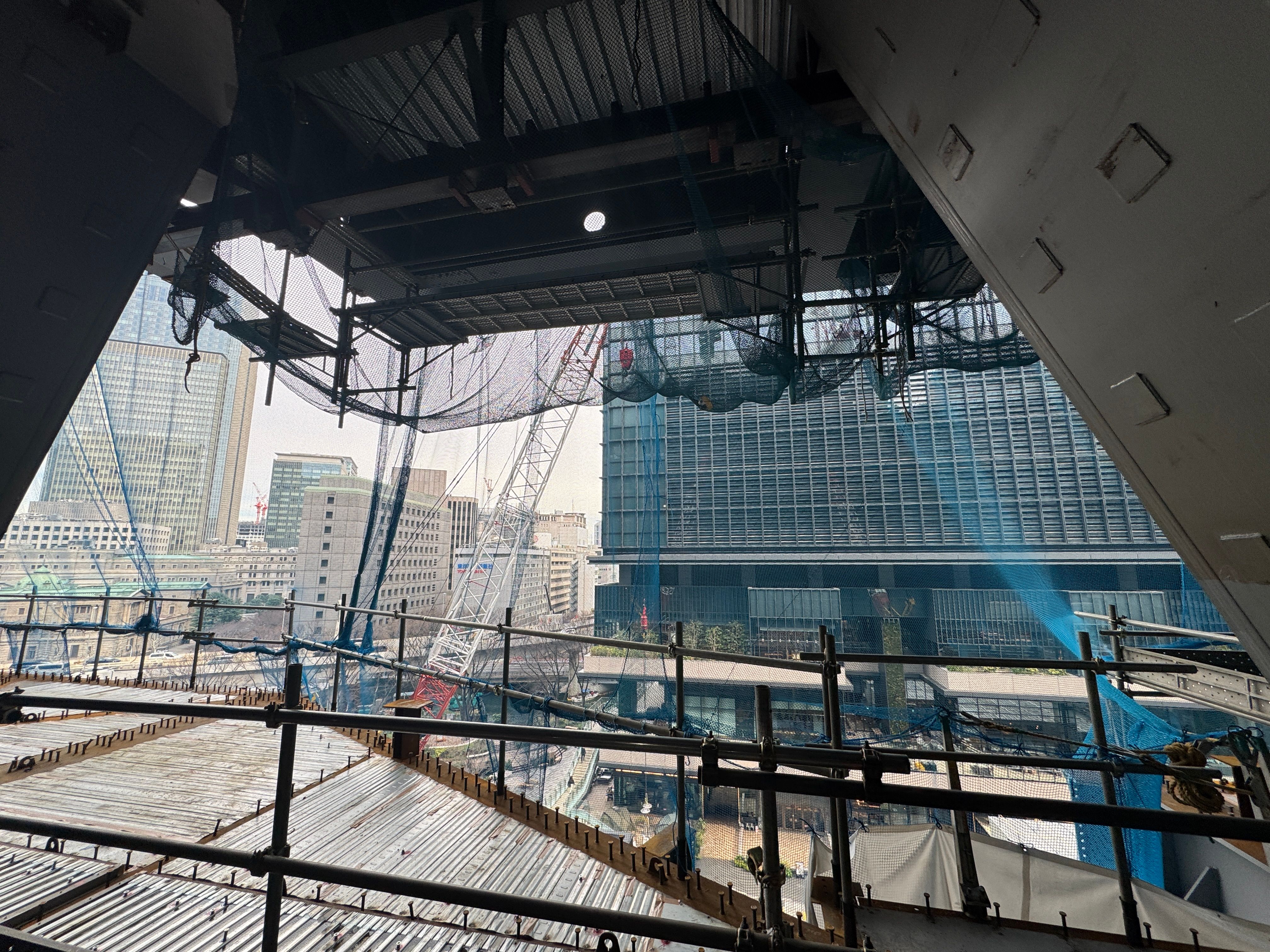 三菱地所と清水建設は、総延長456キロの溶接や1日最大7000人が稼働する類を見ない規模の施工体制を明らかにし、日本一の高さを支える最新技術の全貌を公開した。黃信維