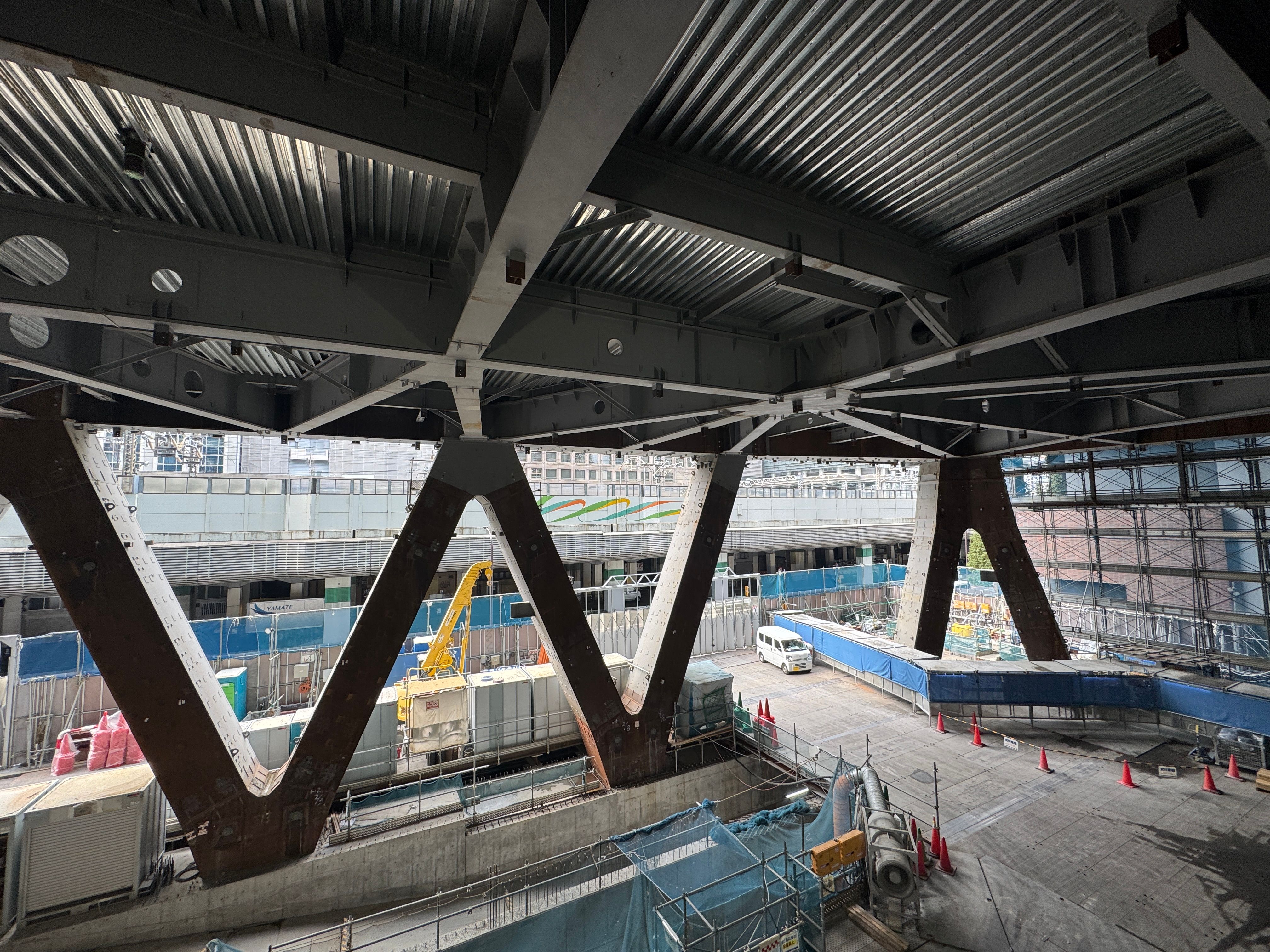 三菱地所と清水建設は、総延長456キロの溶接や1日最大7000人が稼働する類を見ない規模の施工体制を明らかにし、日本一の高さを支える最新技術の全貌を公開した。黃信維