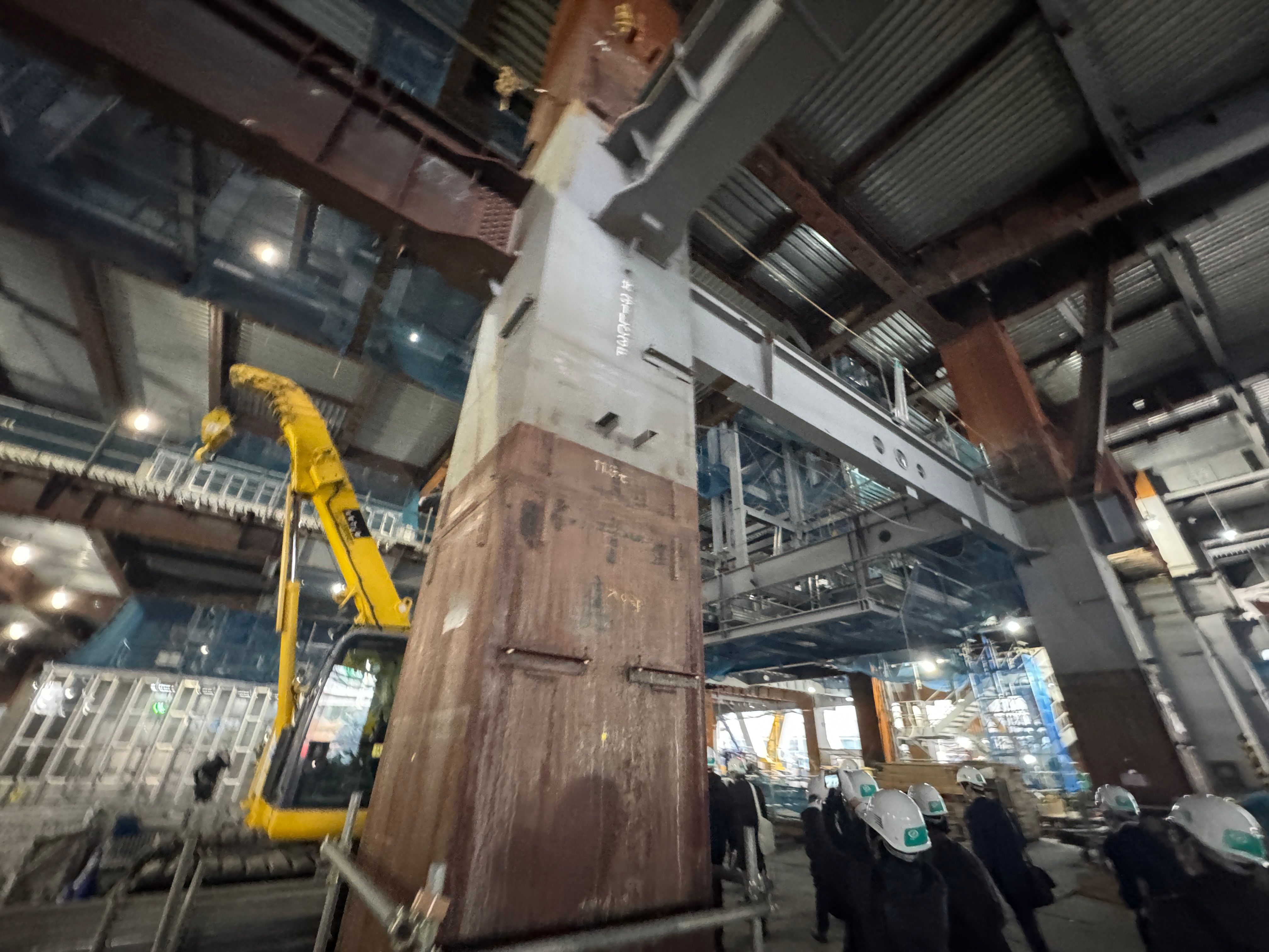 三菱地所と清水建設は、総延長456キロの溶接や1日最大7000人が稼働する類を見ない規模の施工体制を明らかにし、日本一の高さを支える最新技術の全貌を公開した。黃信維