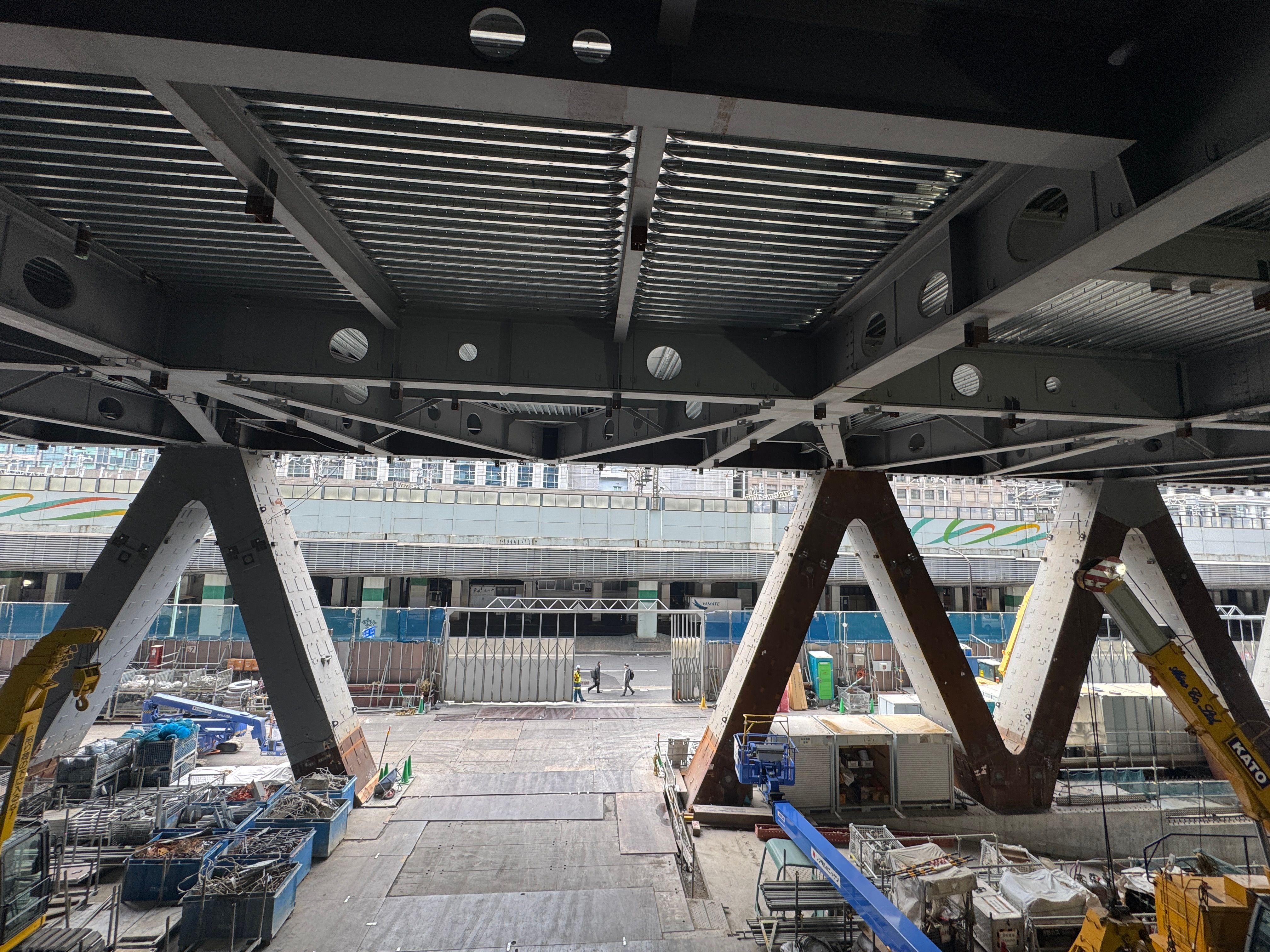 三菱地所と清水建設は、総延長456キロの溶接や1日最大7000人が稼働する類を見ない規模の施工体制を明らかにし、日本一の高さを支える最新技術の全貌を公開した。黃信維