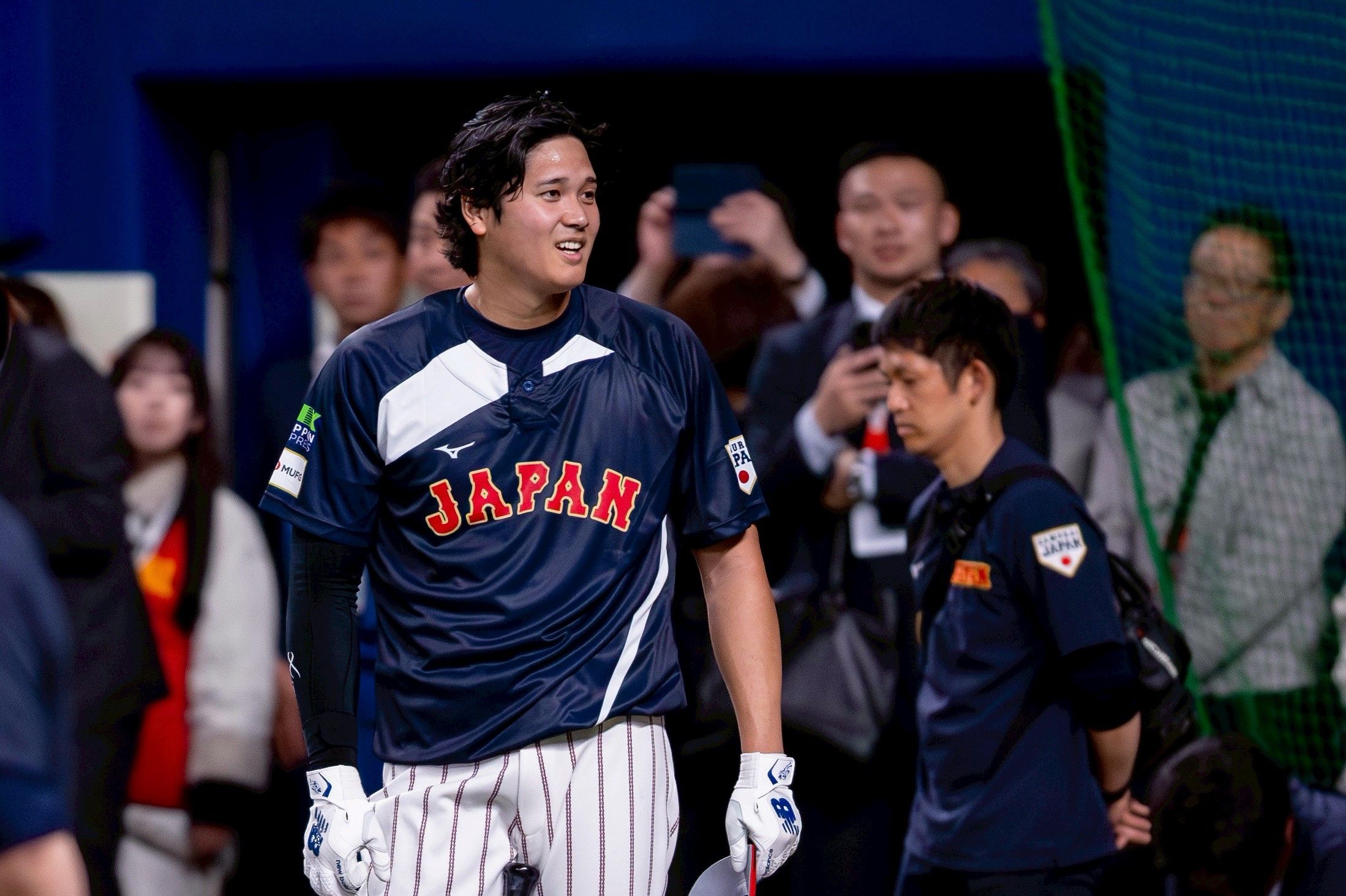 侍ジャパンは佐藤輝明の先制3ランと宮城大弥の好投により、WBC強化試合の初戦で中日に5対3で勝利した。丁勤紜攝
