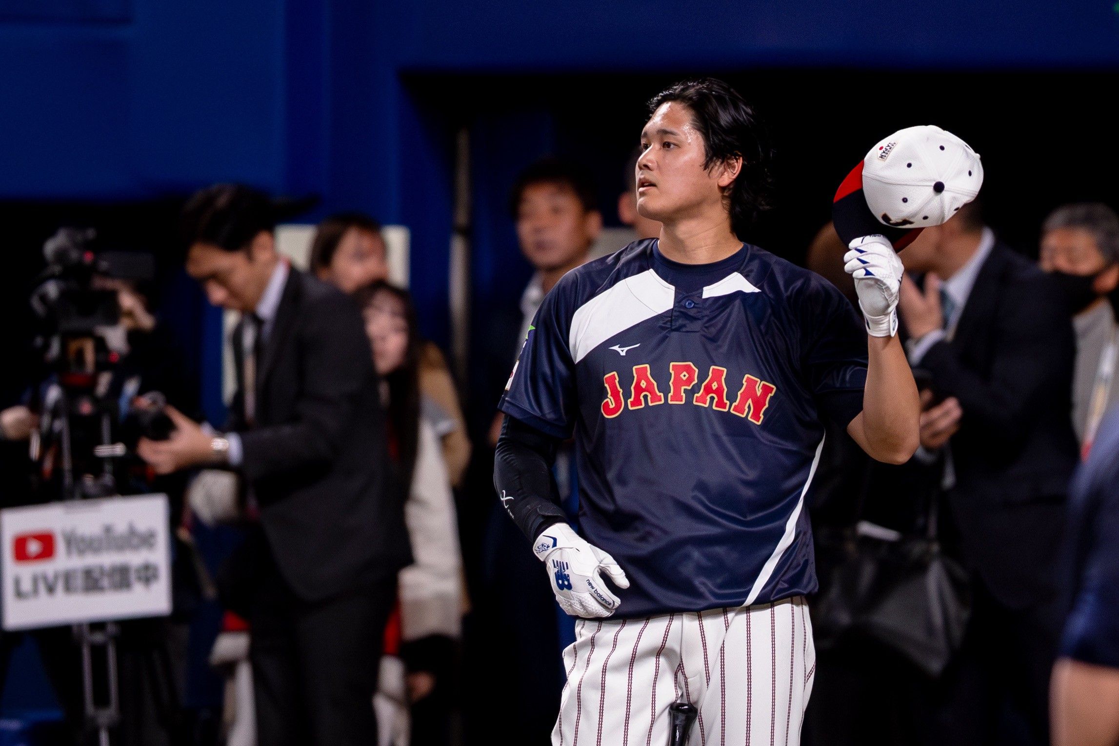 侍ジャパンは佐藤輝明の先制3ランと宮城大弥の好投により、WBC強化試合の初戦で中日に5対3で勝利した。丁勤紜攝