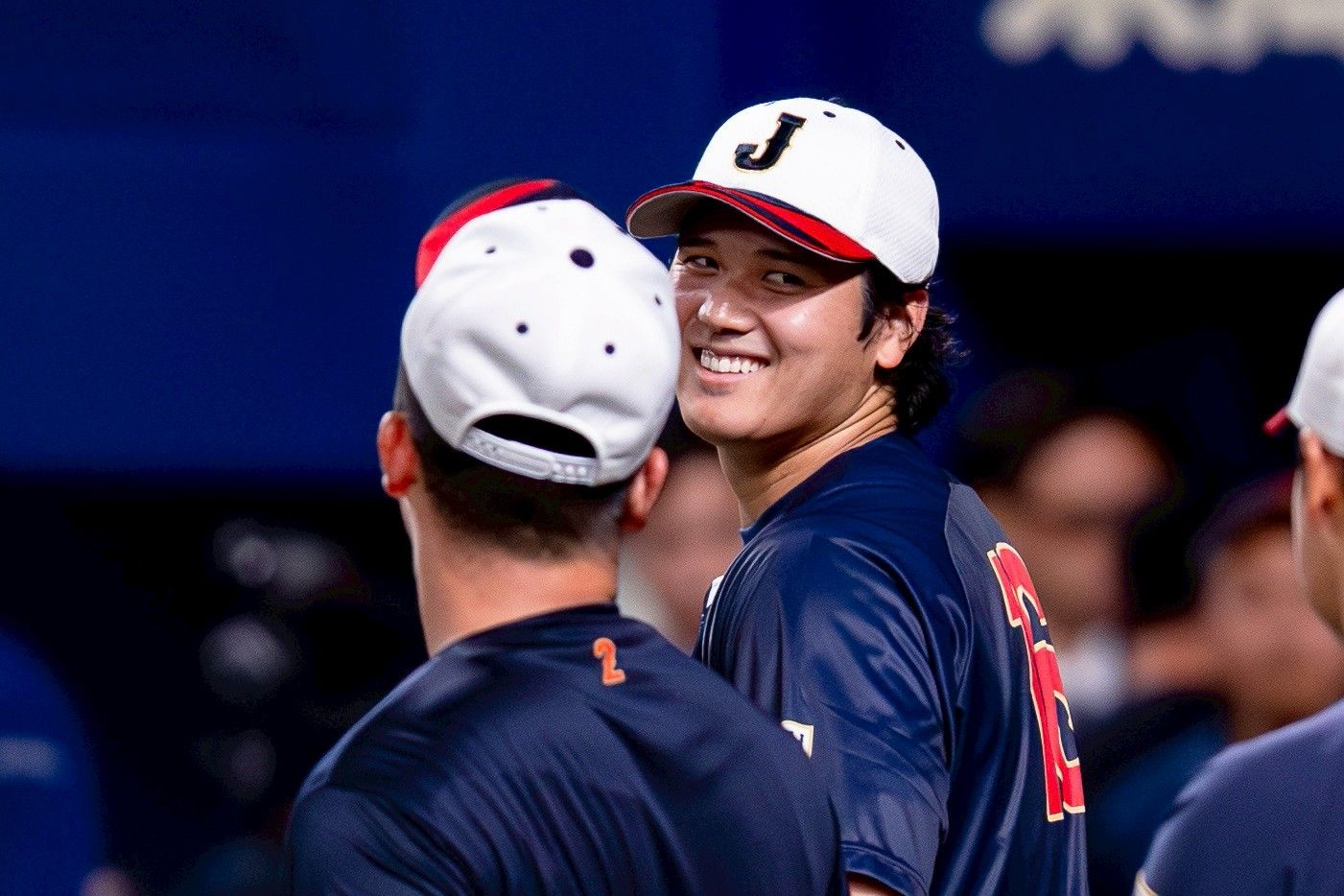 侍ジャパンは佐藤輝明の先制3ランと宮城大弥の好投により、WBC強化試合の初戦で中日に5対3で勝利した。丁勤紜攝