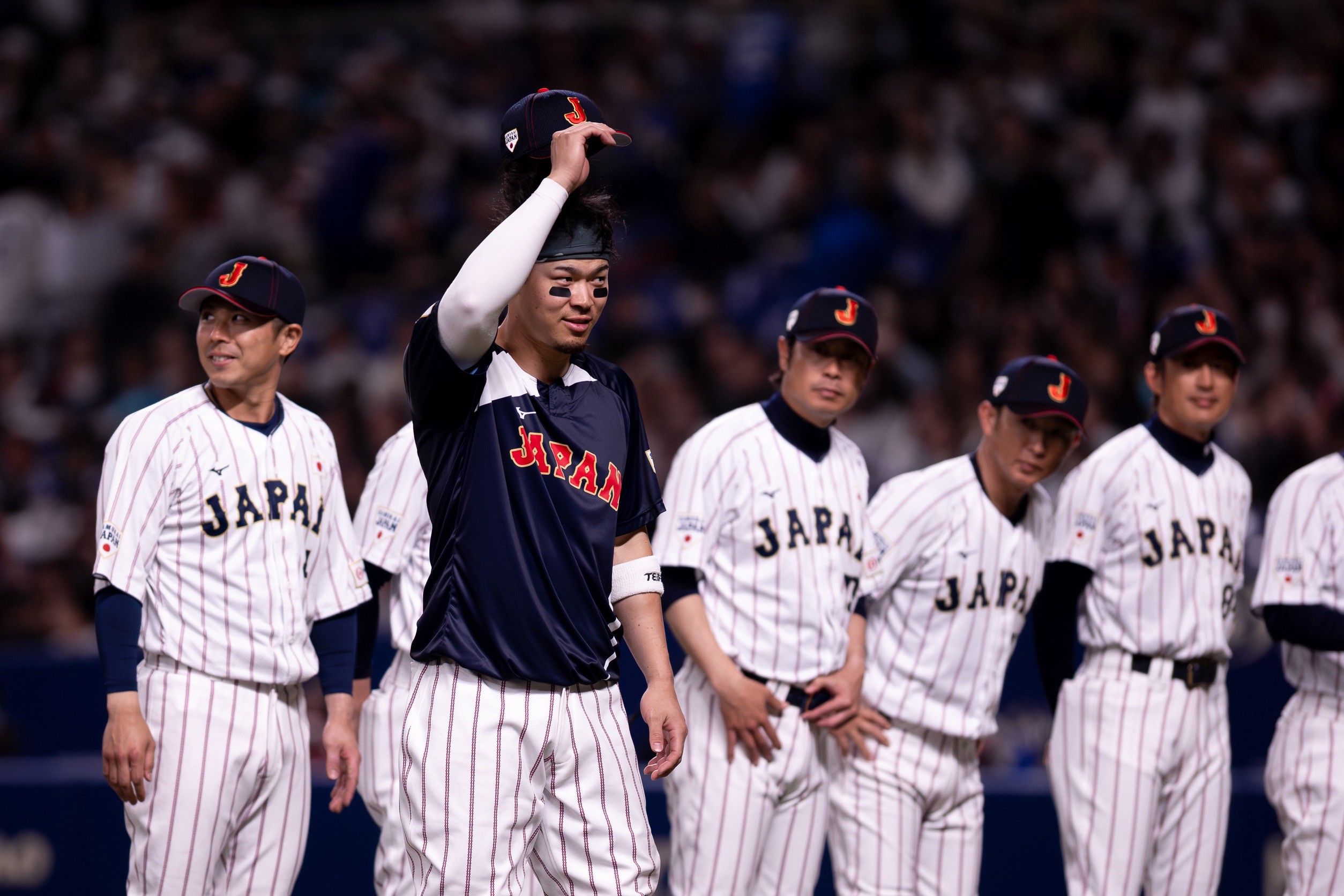 侍ジャパンは佐藤輝明の先制3ランと宮城大弥の好投により、WBC強化試合の初戦で中日に5対3で勝利した。丁勤紜攝