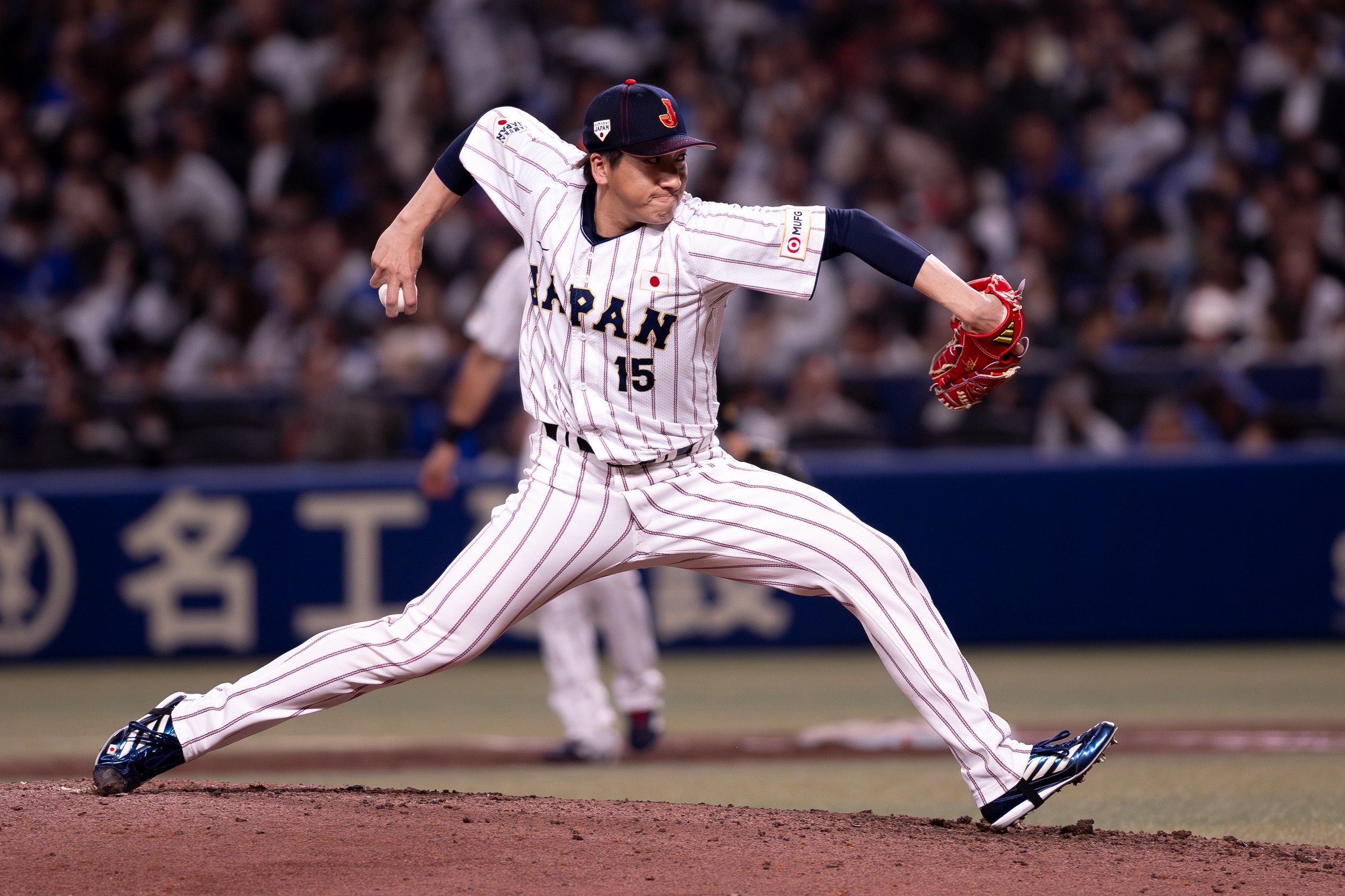 侍ジャパンは佐藤輝明の先制3ランと宮城大弥の好投により、WBC強化試合の初戦で中日に5対3で勝利した。丁勤紜攝