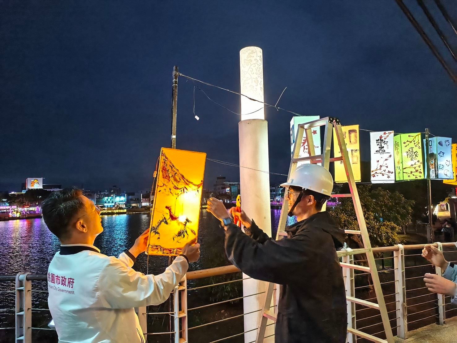 蘇俊賓將親手繪製的花燈掛在大池湖畔。（圖／桃園市政府提供）