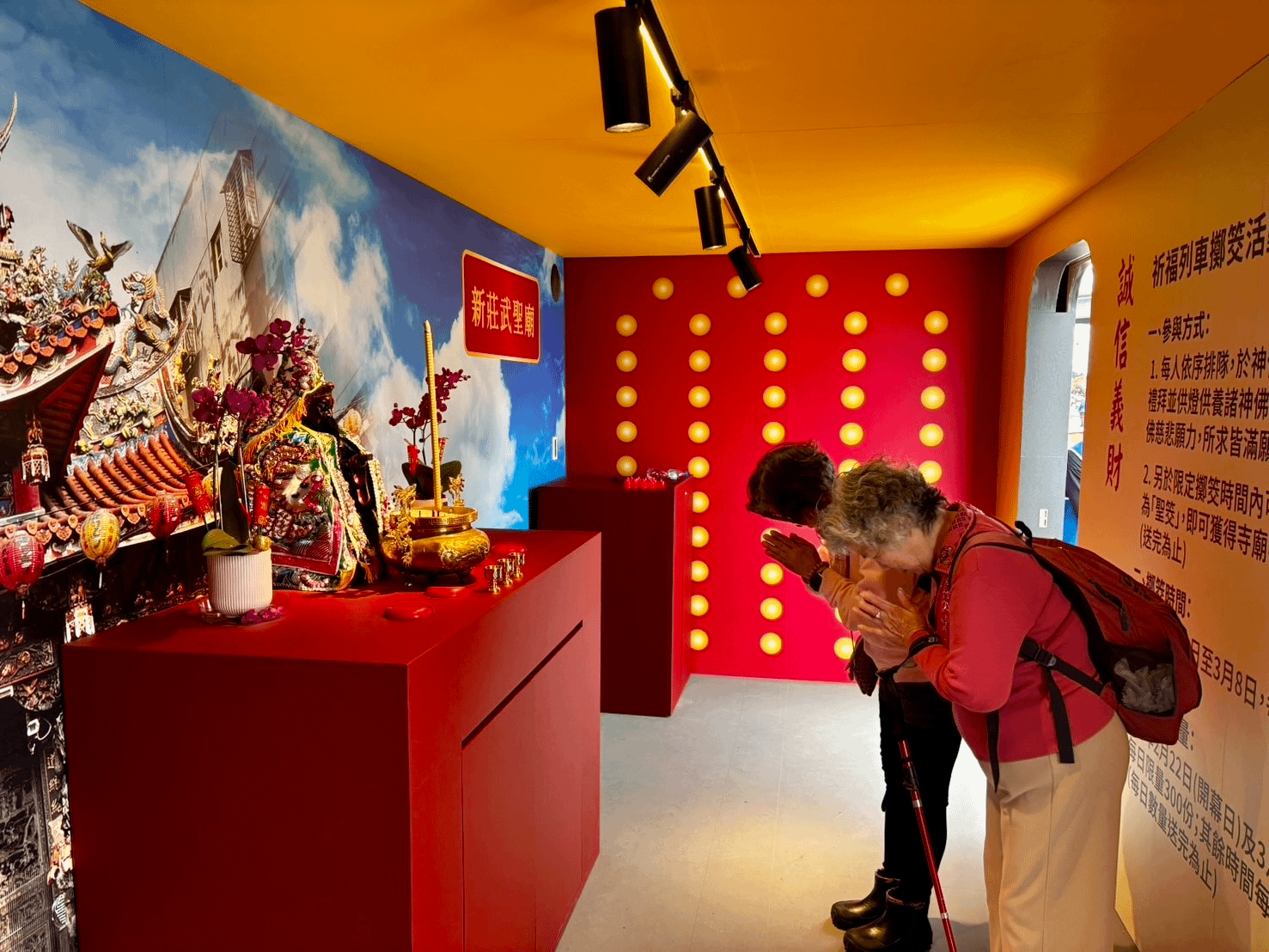 2026新北燈會「馬上開運」燈區結合民俗文化，首創開壇供奉神明，創新巧思出乎遊客們意料，也為賞燈帶來不一樣的驚喜體驗。圖為民眾祈福畫面。（圖／取自新北市政府）