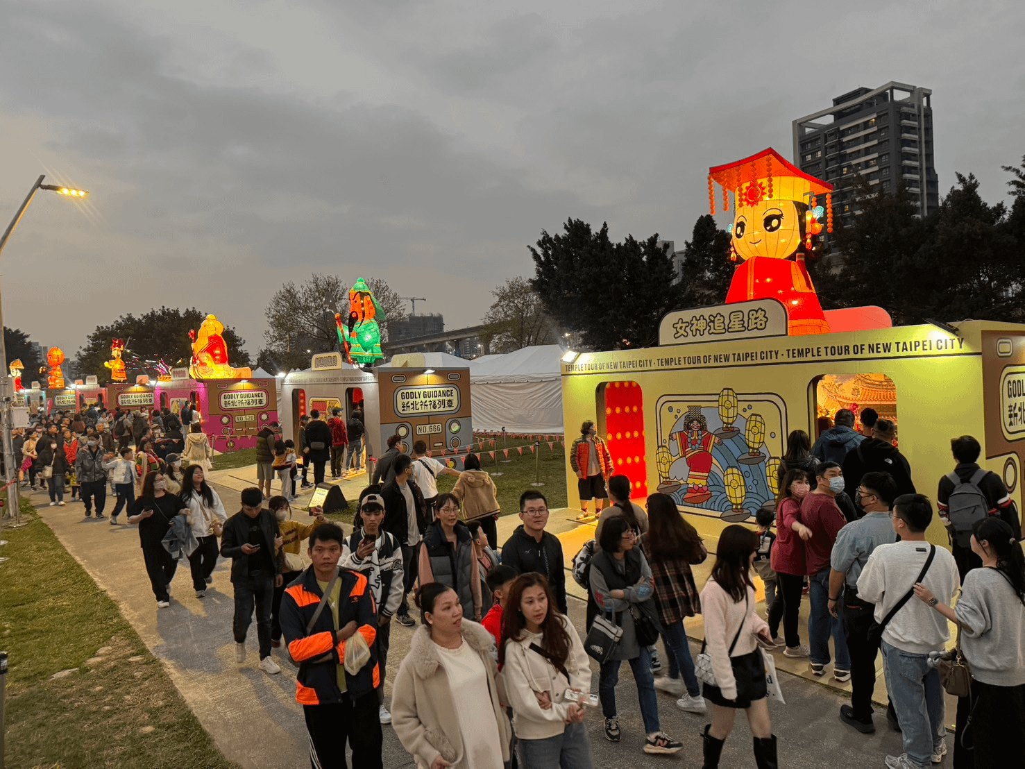 2026新北燈會共展出16大主題區，其中「馬上開運」燈區祈福列車意外大獲網友好評。（圖／取自新北市政府）