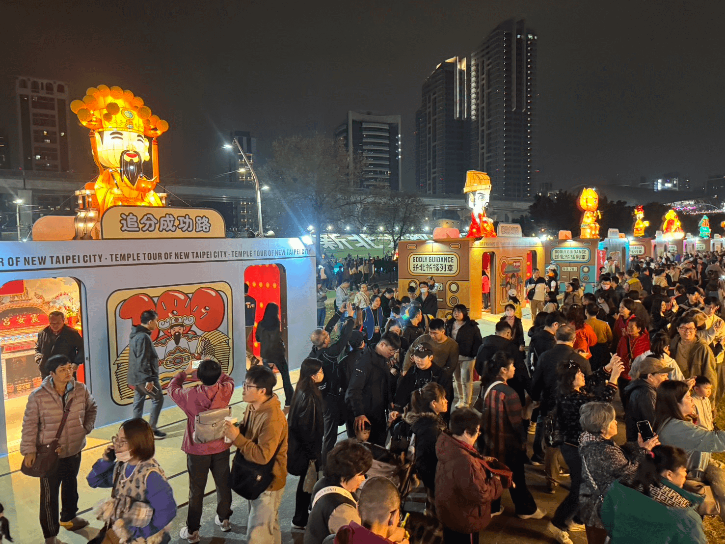 2026新北燈會共展出16大主題區，其中「馬上開運」燈區祈福列車意外大獲網友好評。（圖／取自新北市政府）