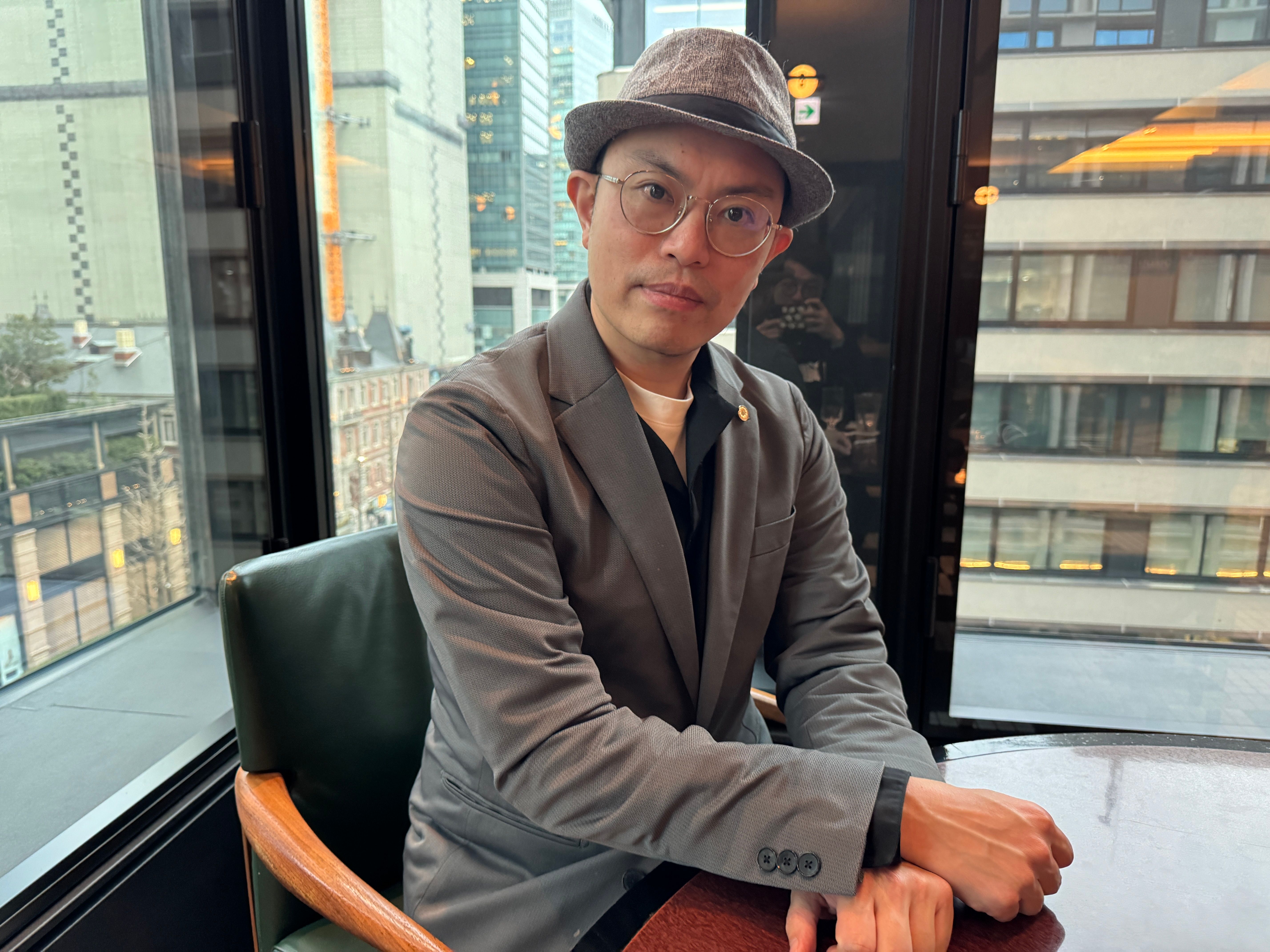 外国人行政書士の葉兆智氏は、1000時間の猛勉強を経て資格を取得し、自身の経験と語学力を活かして外国人の日本でのビザ取得やビジネス展開を全方位でサポートしている。黃信維