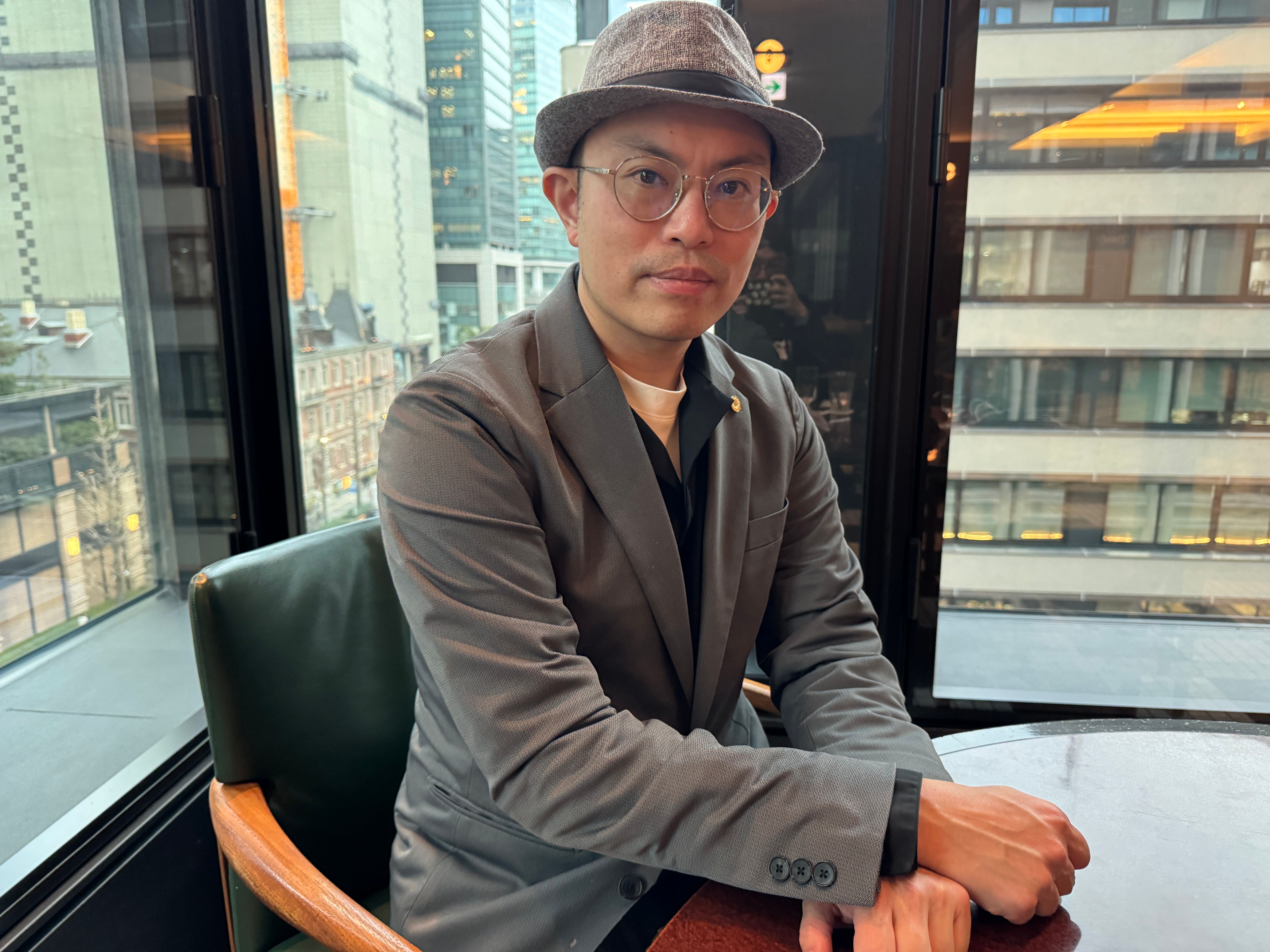 外国人行政書士の葉兆智氏は、1000時間の猛勉強を経て資格を取得し、自身の経験と語学力を活かして外国人の日本でのビザ取得やビジネス展開を全方位でサポートしている。黃信維