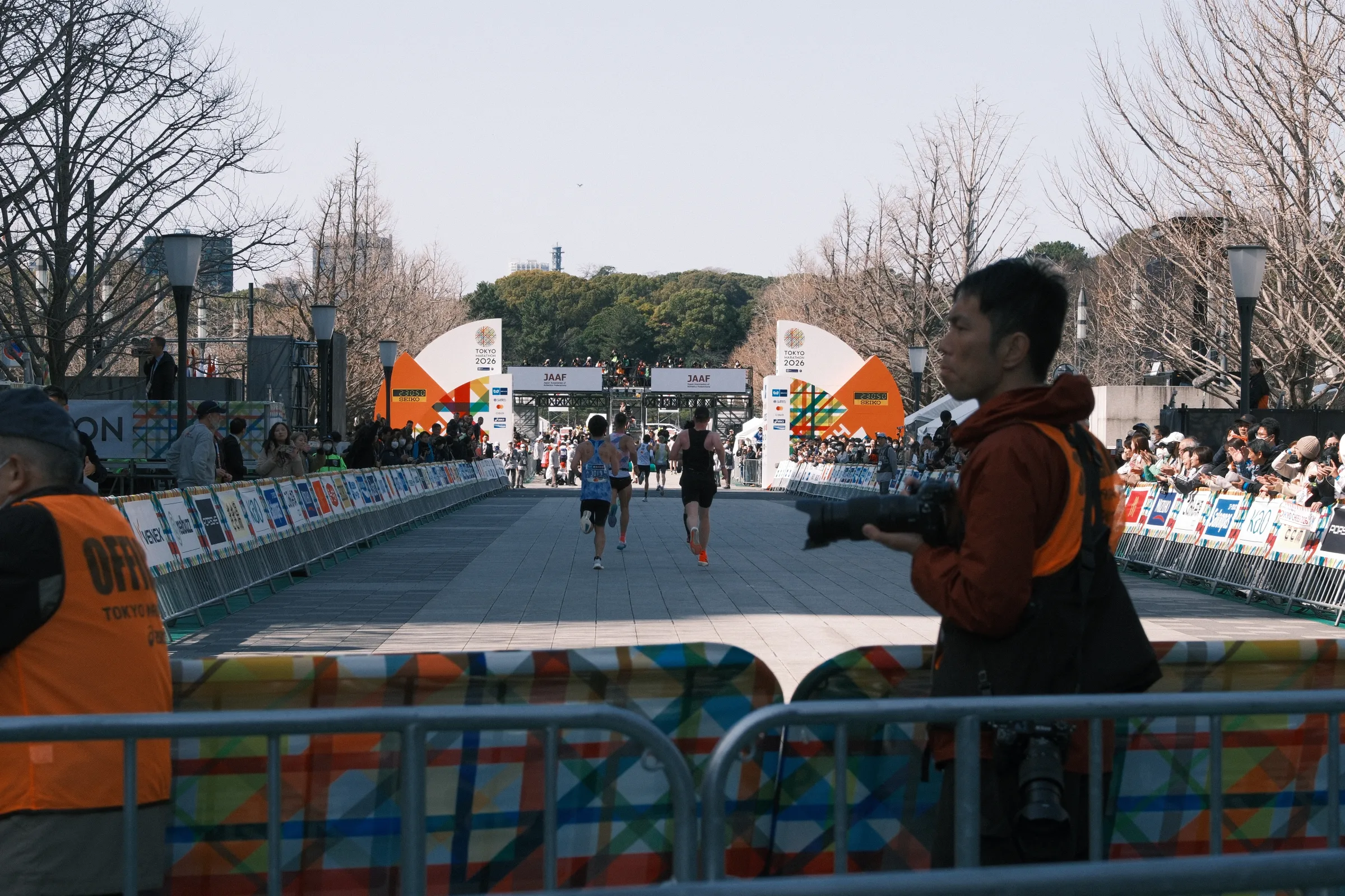 東京マラソン2026が約3万8千人の参加で閉幕し、次回2027年大会は第20回記念大会として3月7日に開催されるとともに詳細なエントリースケジュールが発表された。Crystel＠curii.ooo攝影