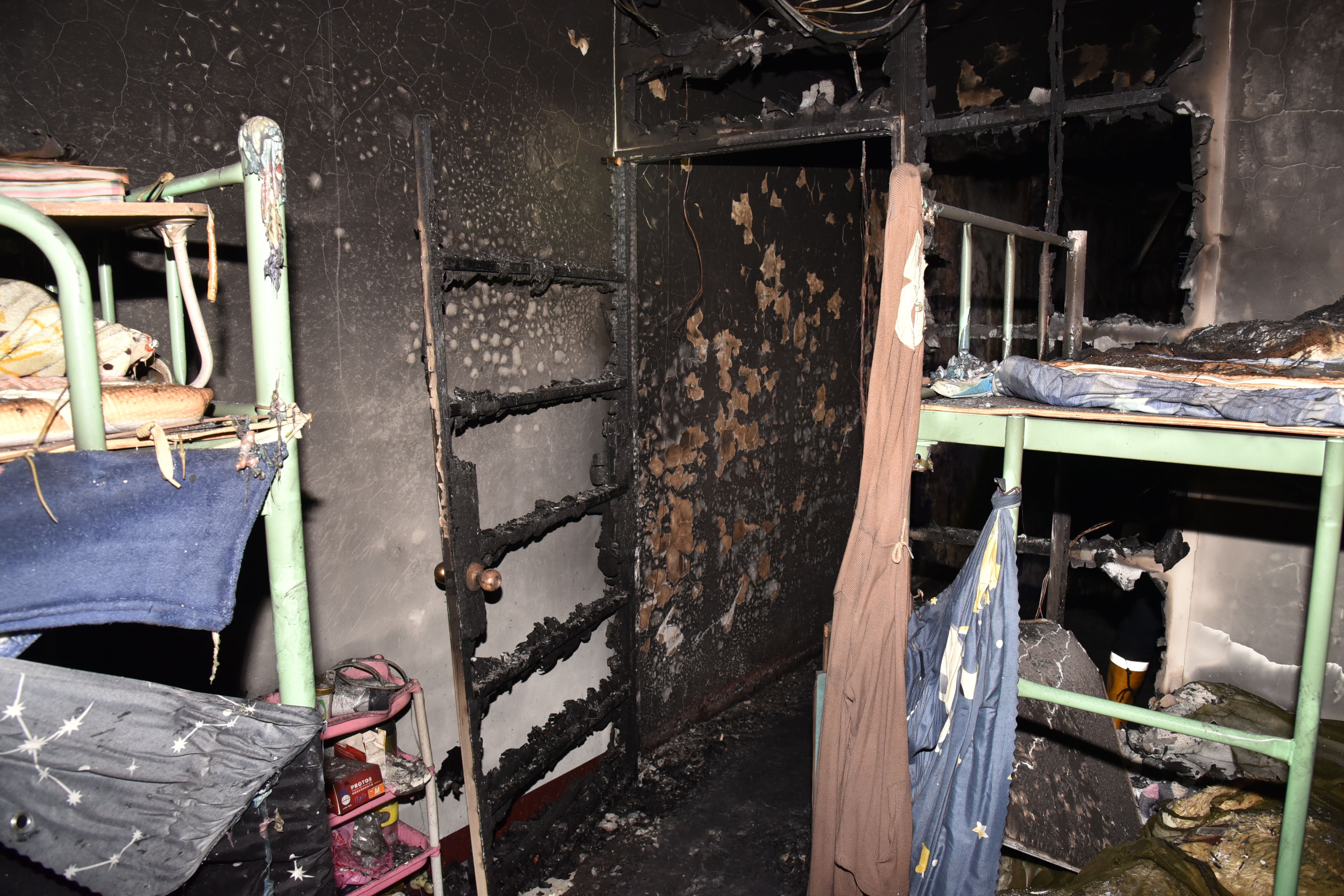 員工宿舍內部以上下舖設置且居住多人。(圖／新北市政府消防局提供)