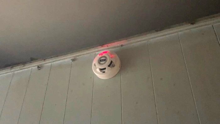 租屋處天花板上裝設的住宅用火警警報器，紅燈閃爍提醒住戶隨時留意居家防火安全。(圖／新北市政府消防局提供)