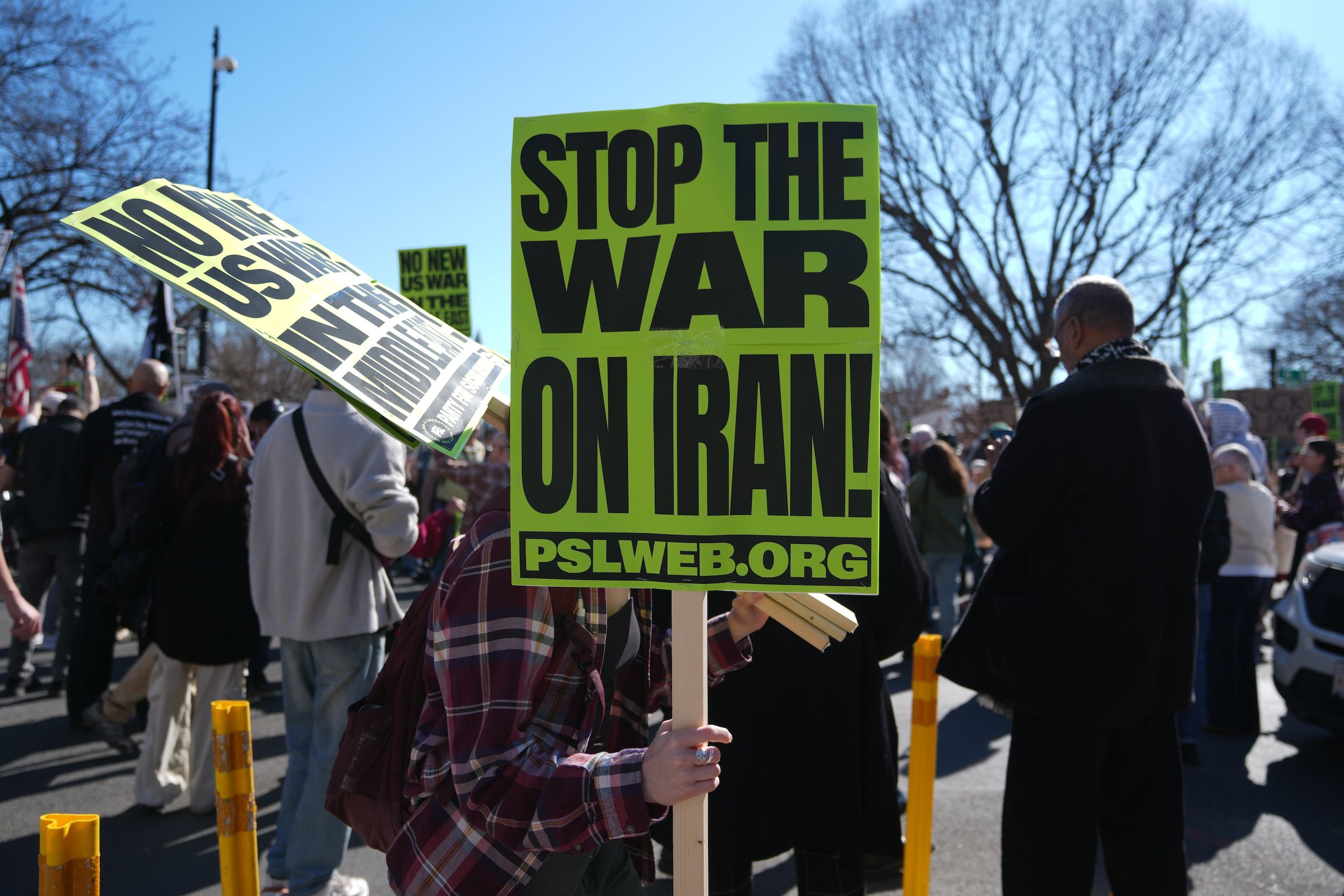 2026年2月28日，民眾在美國華府白宮附近抗議美國與以色列對伊朗的軍事打擊。（美聯社）