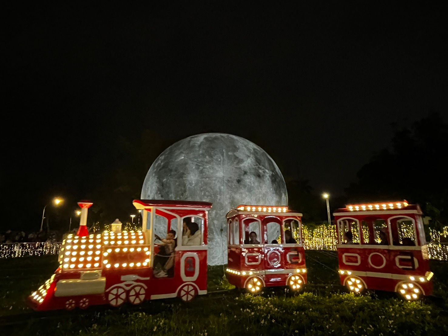 充滿未來感的「月球小火車」收到家長好評。（圖／桃園市政府觀旅局提供）