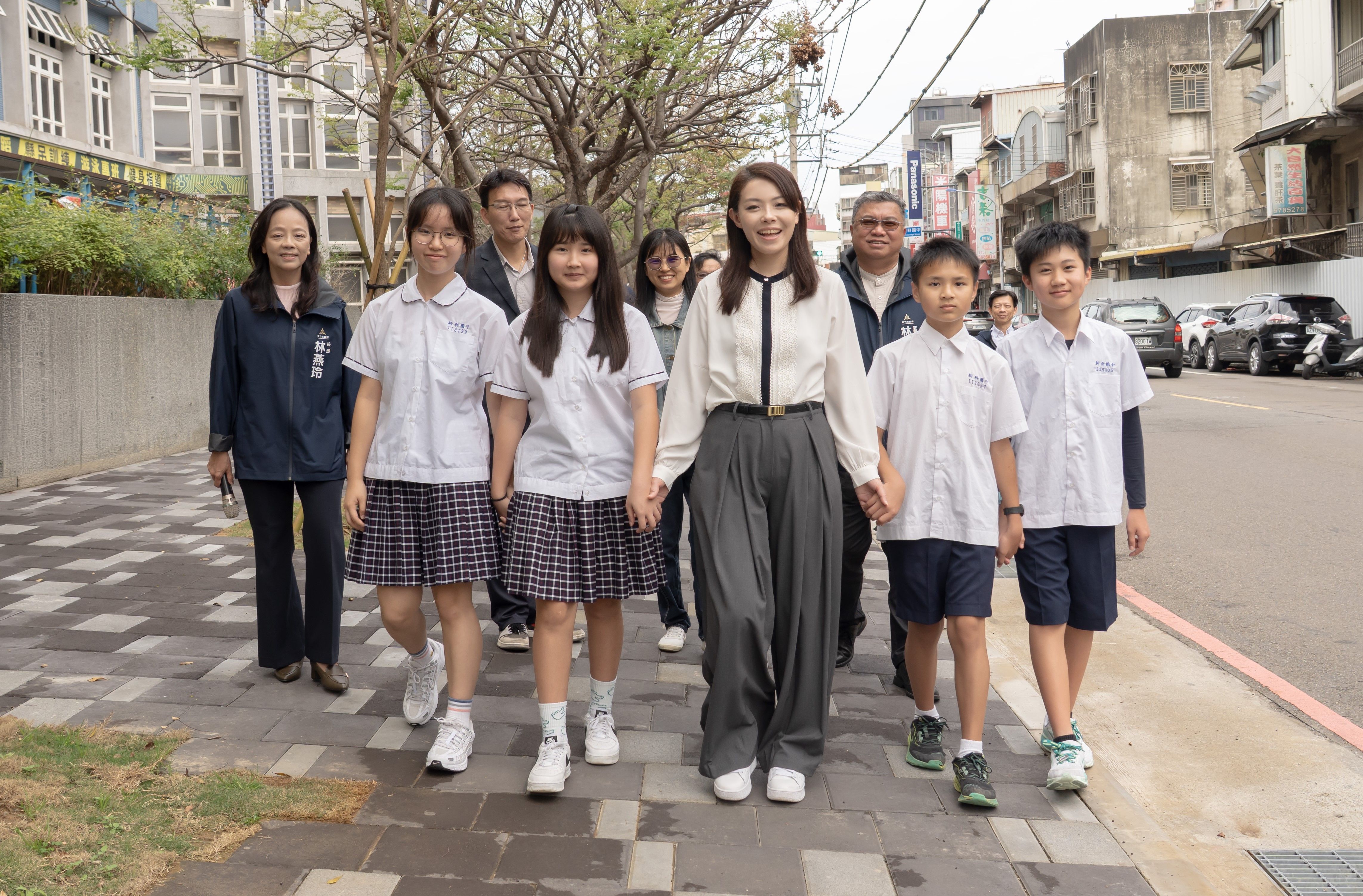 市長高虹安視察新科國中通學步道，並與同學們一同走在嶄新通學步道。（圖／新竹市政府提供）