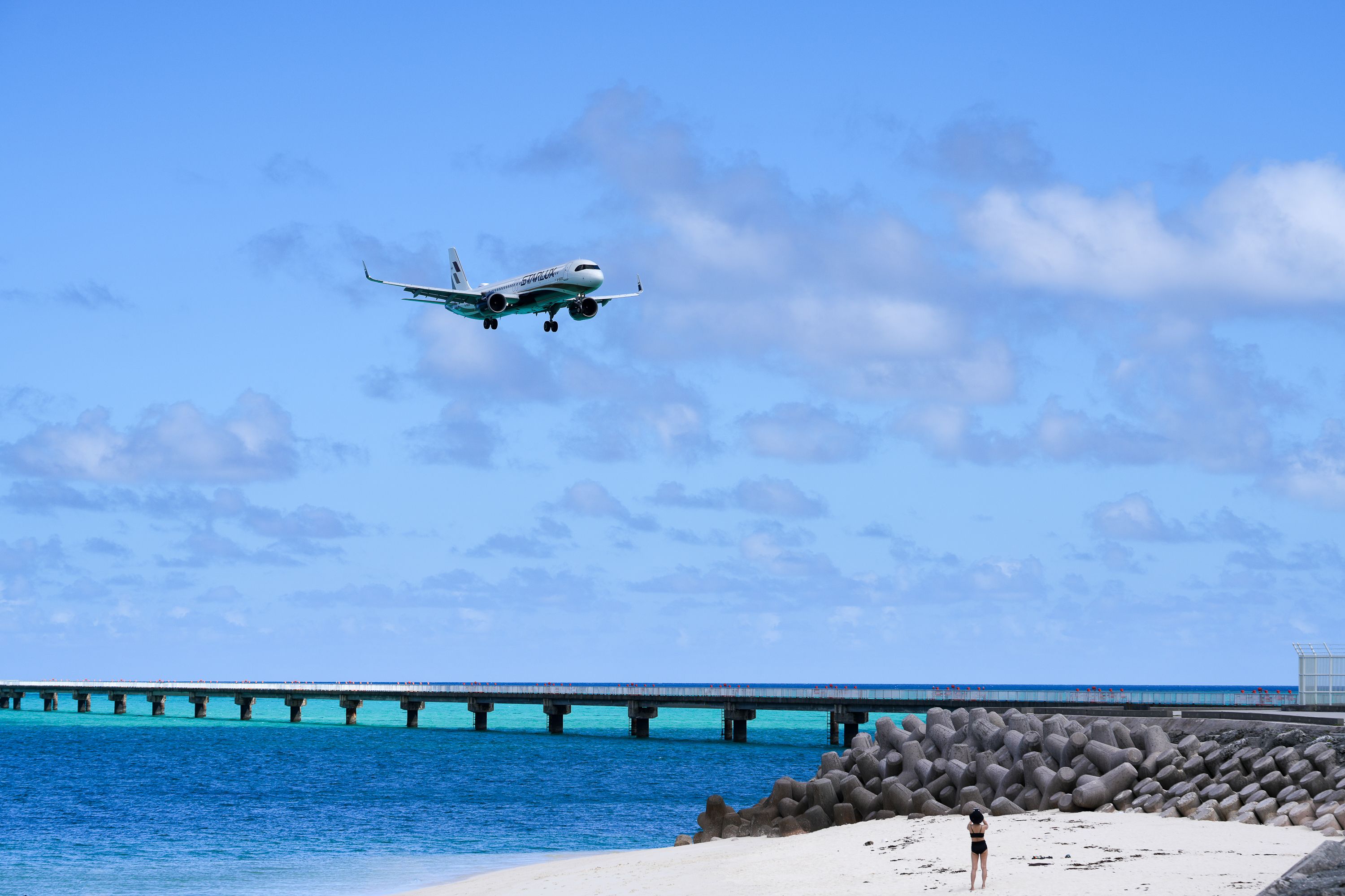 宮古島以湛藍海色與遼闊天際聞名，其中位於下地島機場周邊的「17END」更是攝影愛好者心中的經典拍攝地點。