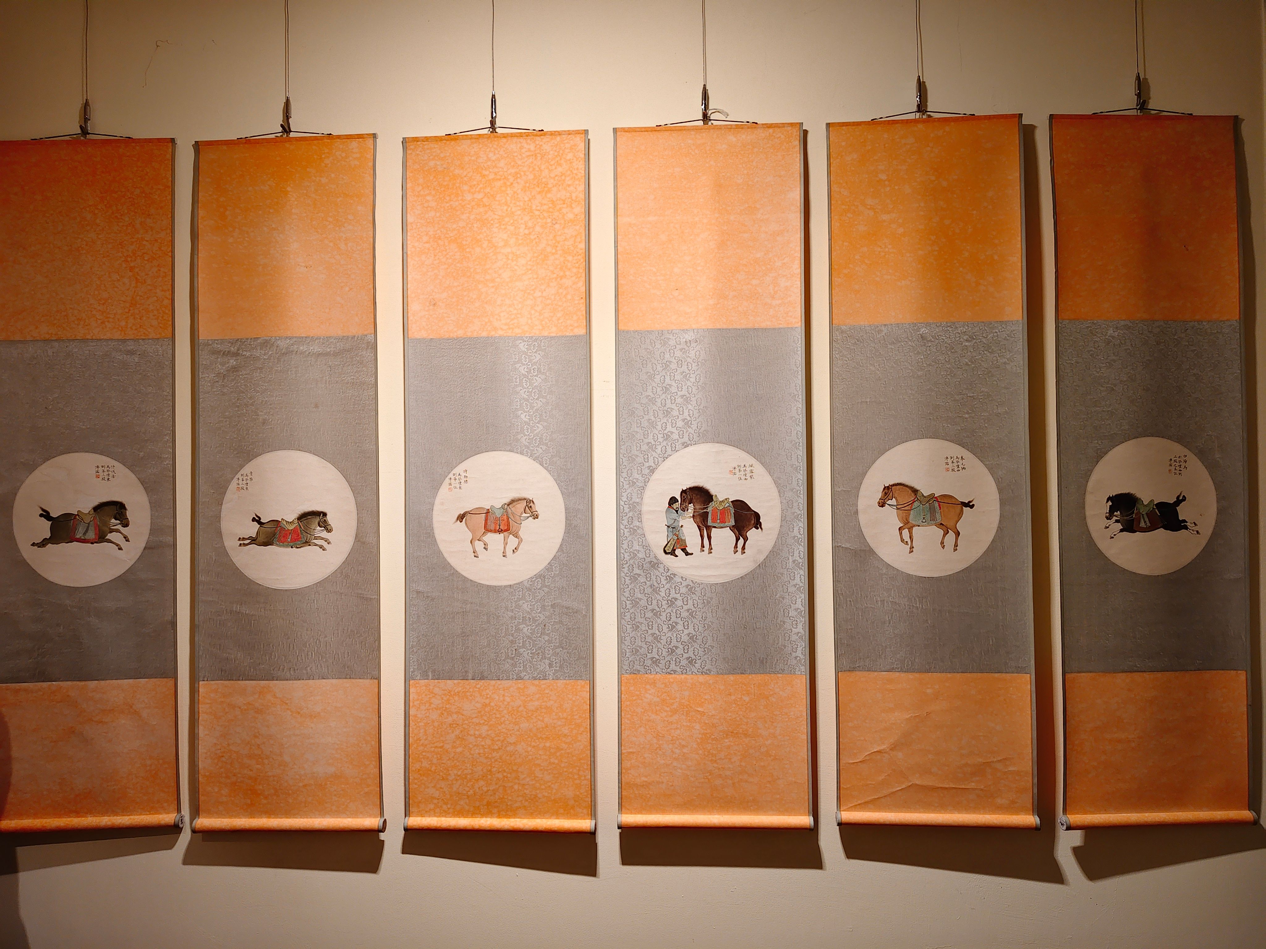 作者認為，若美國總統川普若將藏於美國賓州大學博物館的中國國寶、唐代 石刻極品---唐太宗『昭陵二駿』返還中國，將是川習會時最好的禮物。圖左 下為颯露紫、右下為拳毛騧。（圖/維基百科+作者合成）