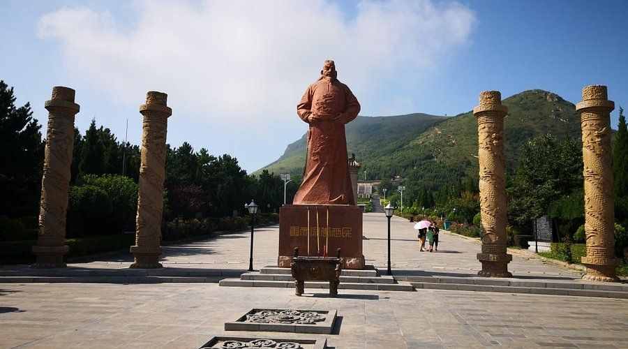 作者認為，若美國總統川普若將藏於美國賓州大學博物館的中國國寶、唐代 石刻極品---唐太宗『昭陵二駿』返還中國，將是川習會時最好的禮物。圖左 下為颯露紫、右下為拳毛騧。（圖/維基百科+作者合成）