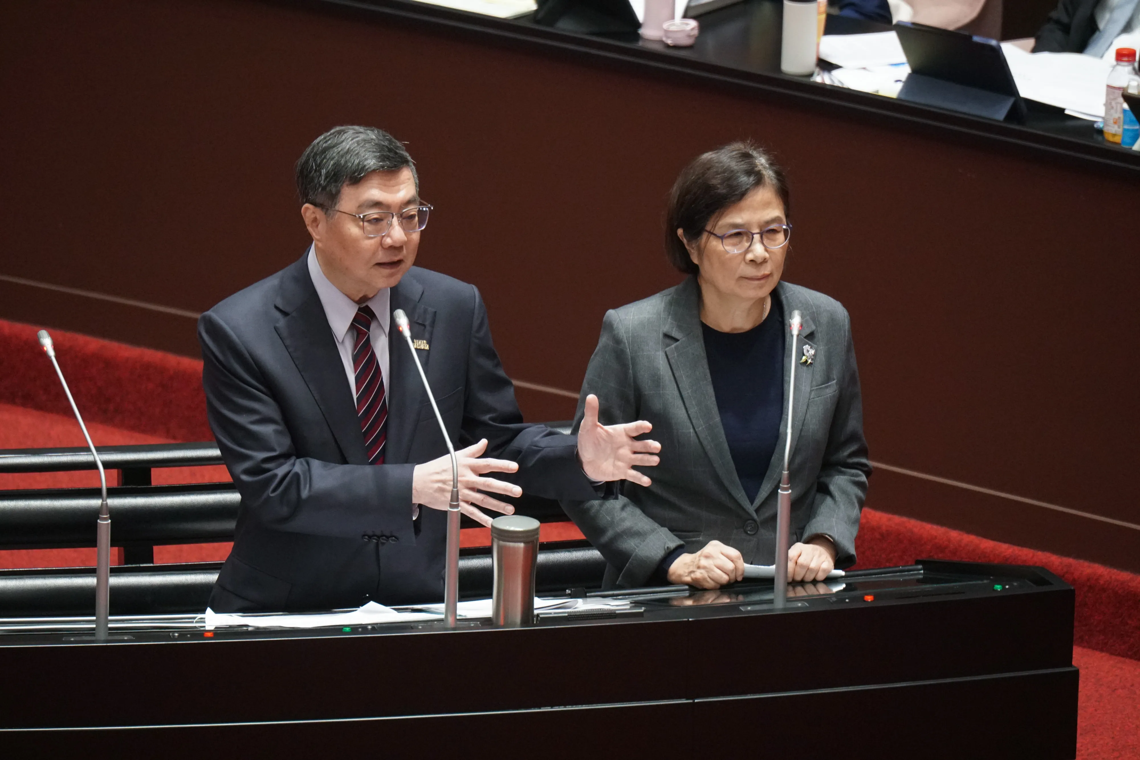 20260303-左起行政院長卓榮泰、赴美關稅談判代表楊珍妮就台美關稅談判備詢。(蔡親傑攝)