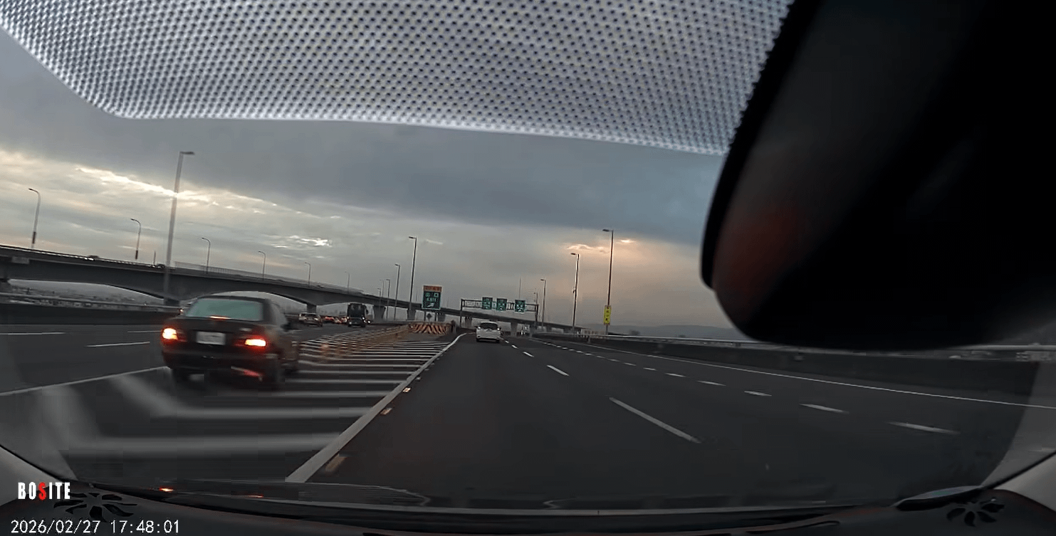 一名網友日前開國道時遇到前車「鬼切」槽化線到另一車道。（圖／取自臉書社團「交通違規檢舉教學」）