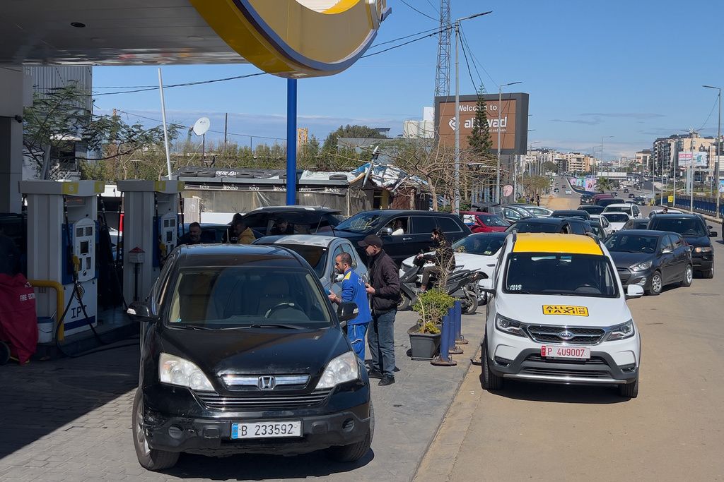隨著伊朗遭到美以聯手攻擊，鄰近黎巴嫩也出現大量民眾上街搶天然氣的現象。（美聯社）