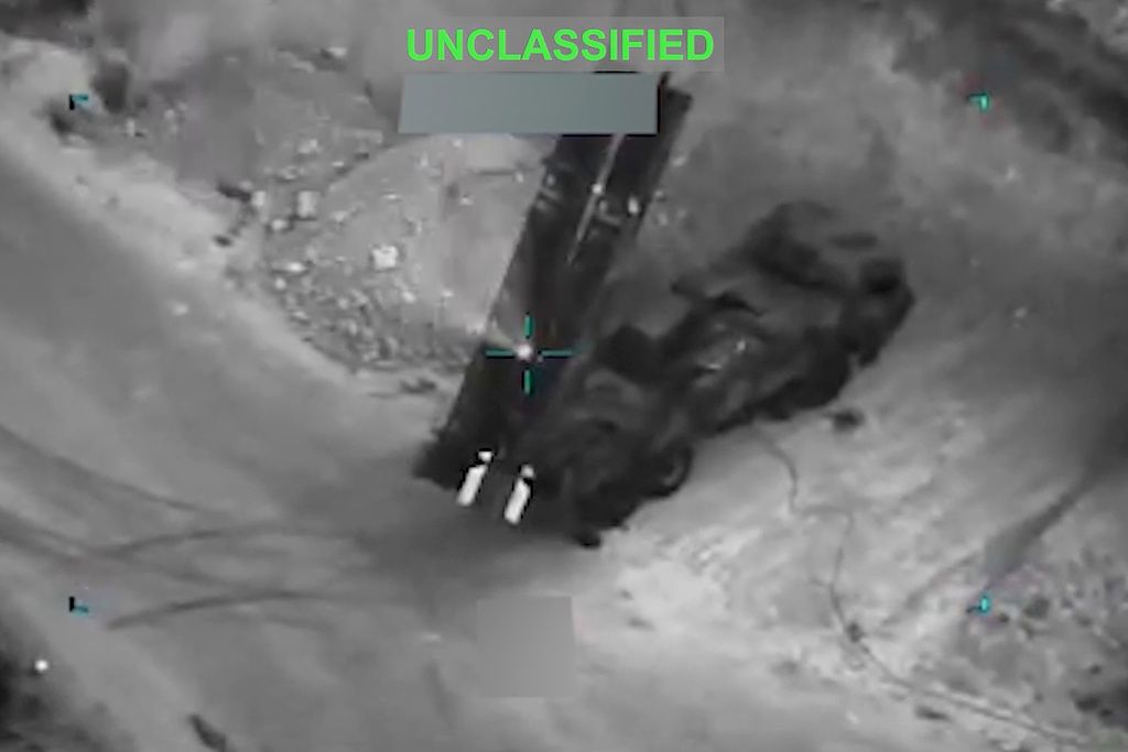 米中央軍司令部によるイラン軍事基地への空爆、地上の火砲・ミサイル車両を標的とした。（AP通信）