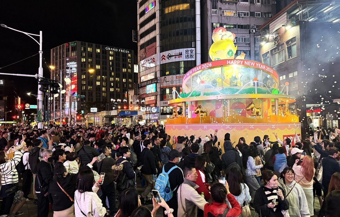 西門展區的Baby Molly主燈也吸引許多民眾駐足拍照。（圖／臺北市政府觀傳局提供）