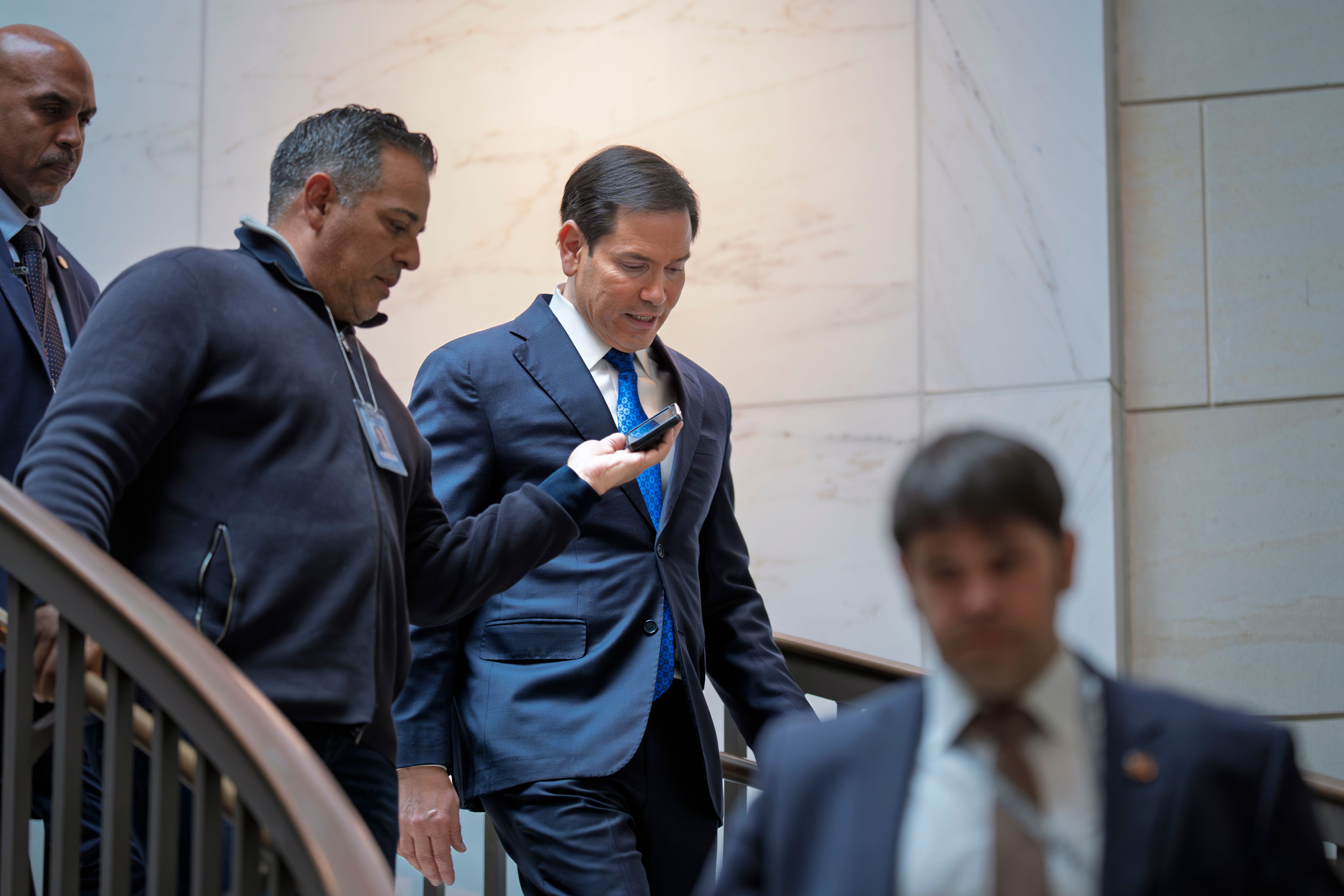 美國國務卿馬可 魯比歐於2026年3月3日星期二，在華盛頓國會大廈地下室的安全會議室，抵達為國會議員舉行的伊朗簡報會。（圖／AP）