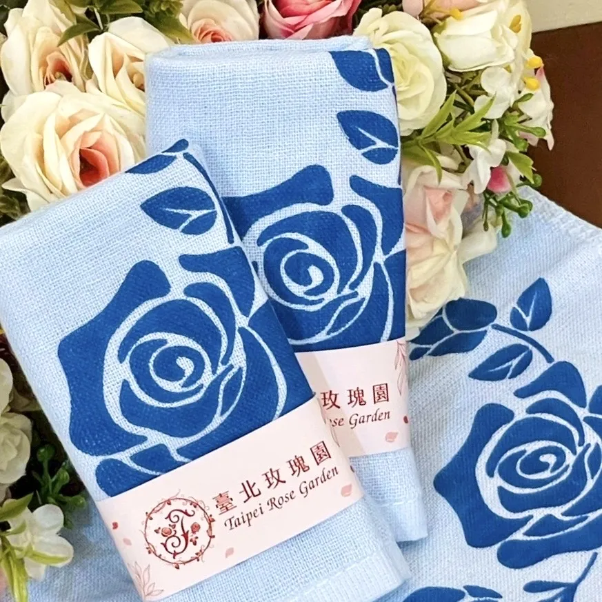 台北晶華酒店為宣傳2026臺北玫瑰展及迎接白色情人節，特別推出「玫好時光」住房專案，前20名入住的房客，可獲得由台北玫瑰園提供的「晶華專屬—花卉造型限量方巾」。（圖/台北晶華提供）
