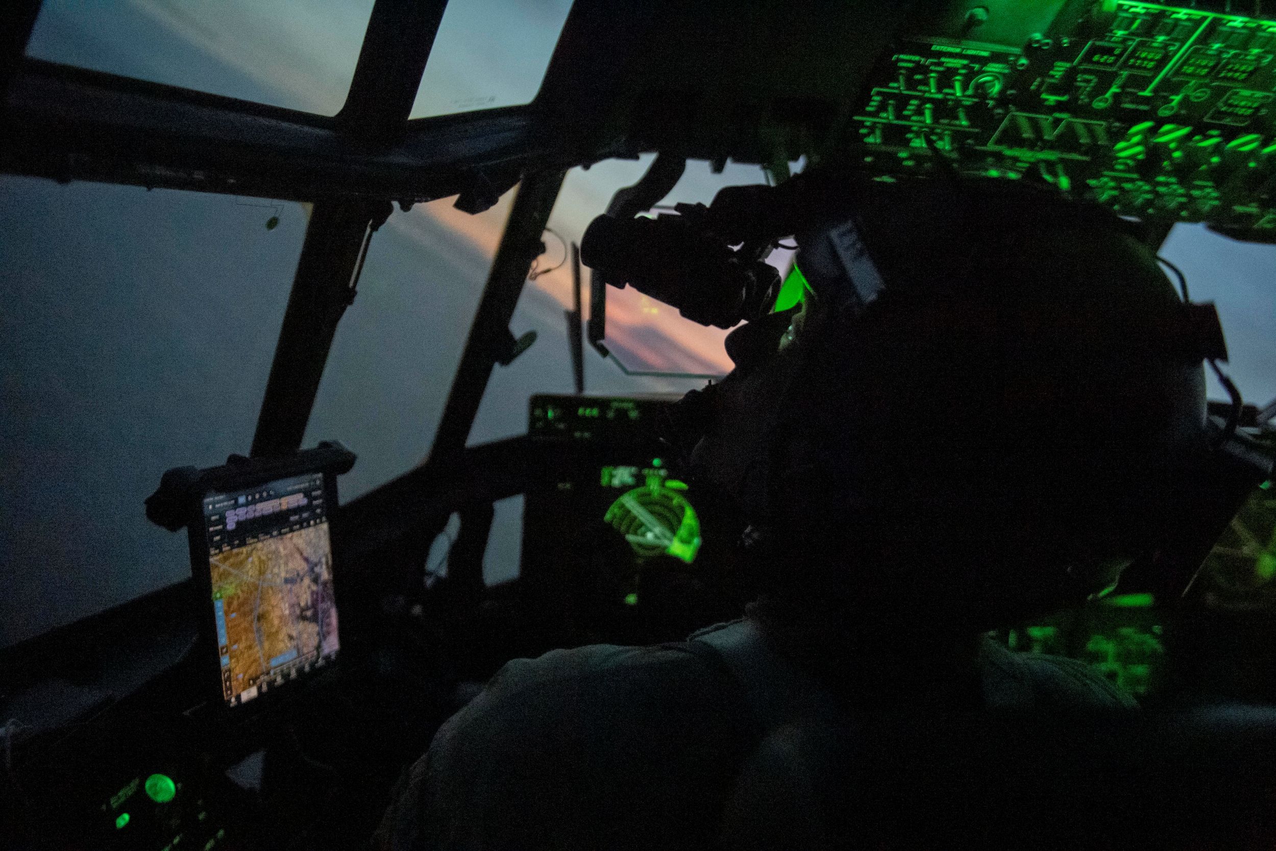 戴上夜視鏡駕駛直升機的美軍飛行員。（取自DVIDS系統）