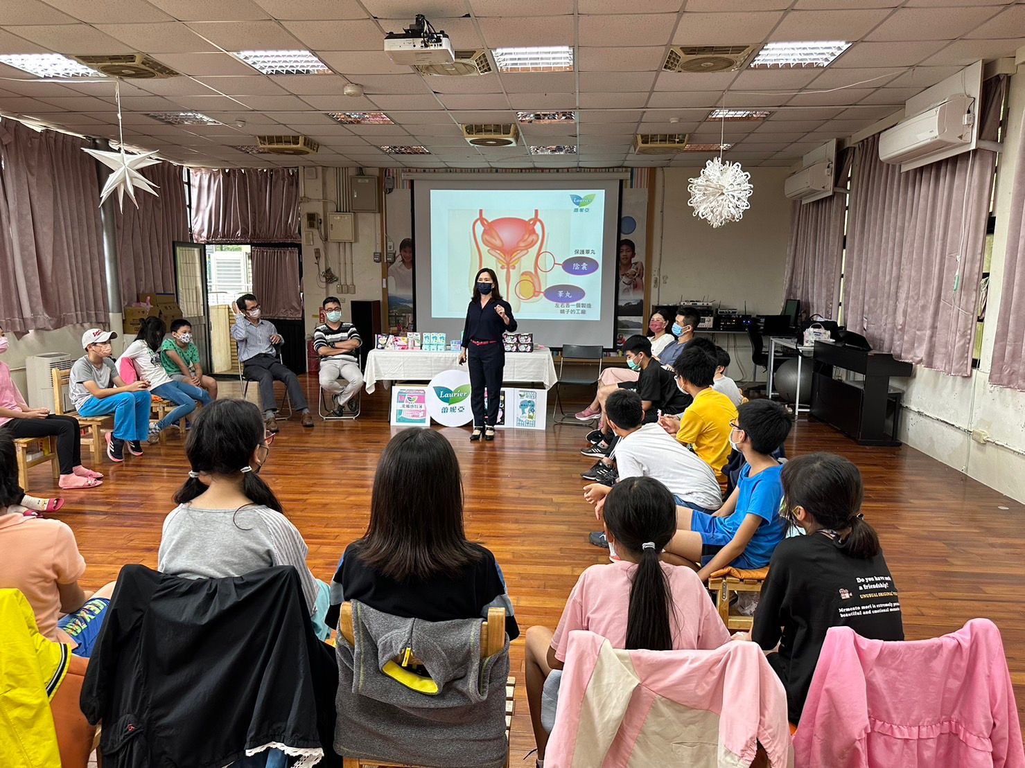 在台灣，蕾妮亞深入校園，倡議月經平權與多元性別議題，打造月經友善的校園環境，並提供月亮包生理用品應援學童需求。