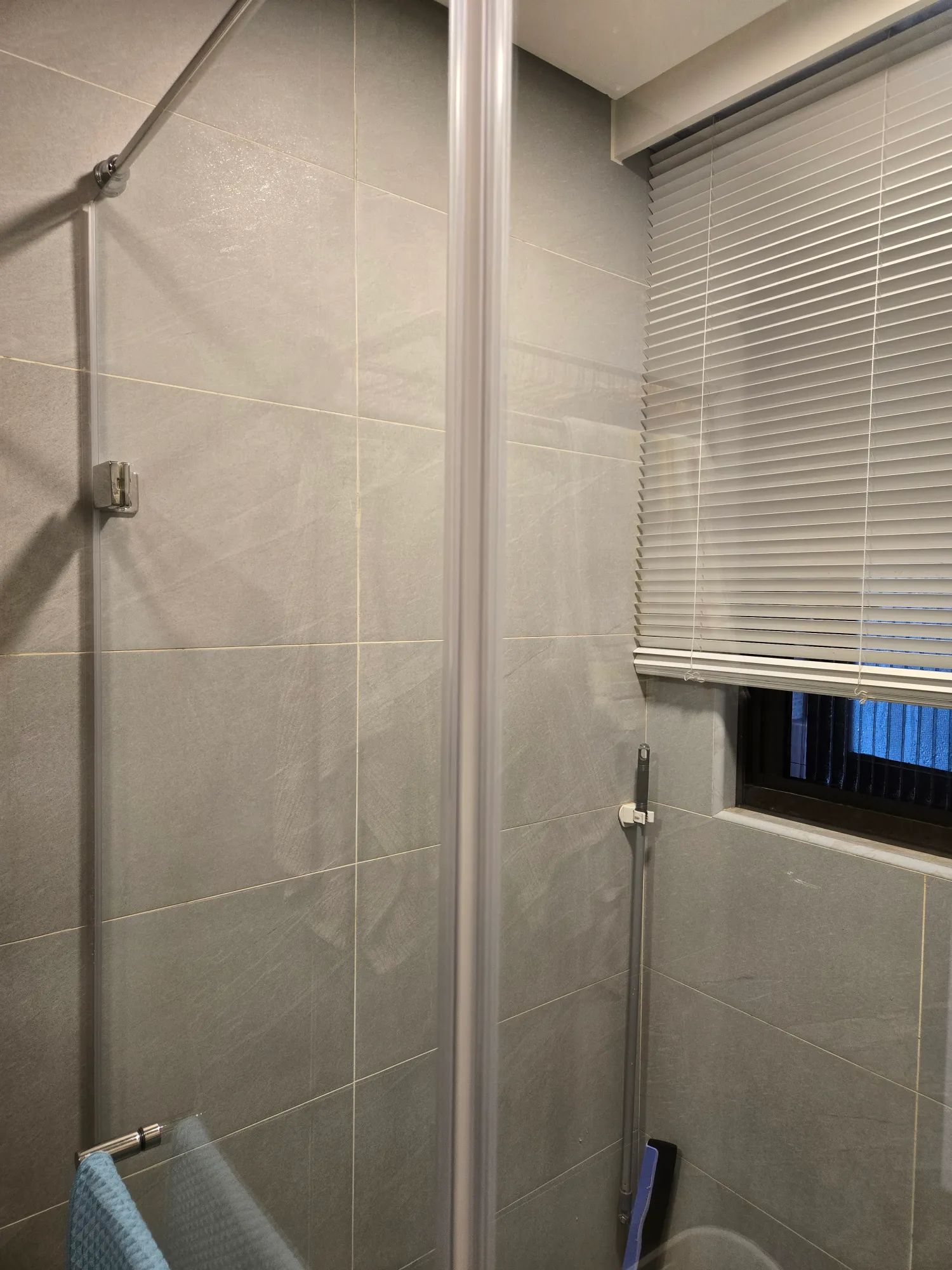 一名網友分享，自家浴室入住兩年，乾濕分離玻璃門完全沒水垢。（圖／翻攝自Threads）