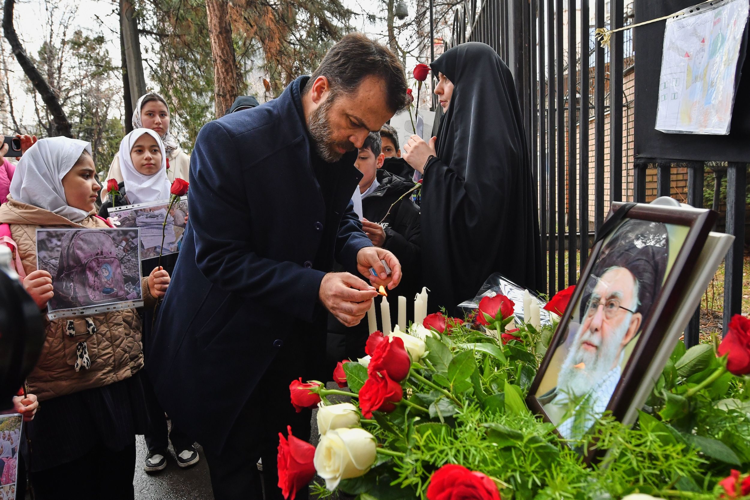 2026年3月3日，伊朗德黑蘭，在美以軍事行動擊中一處警察局後，一面伊朗國旗被放置在廢墟之中。（美聯社）