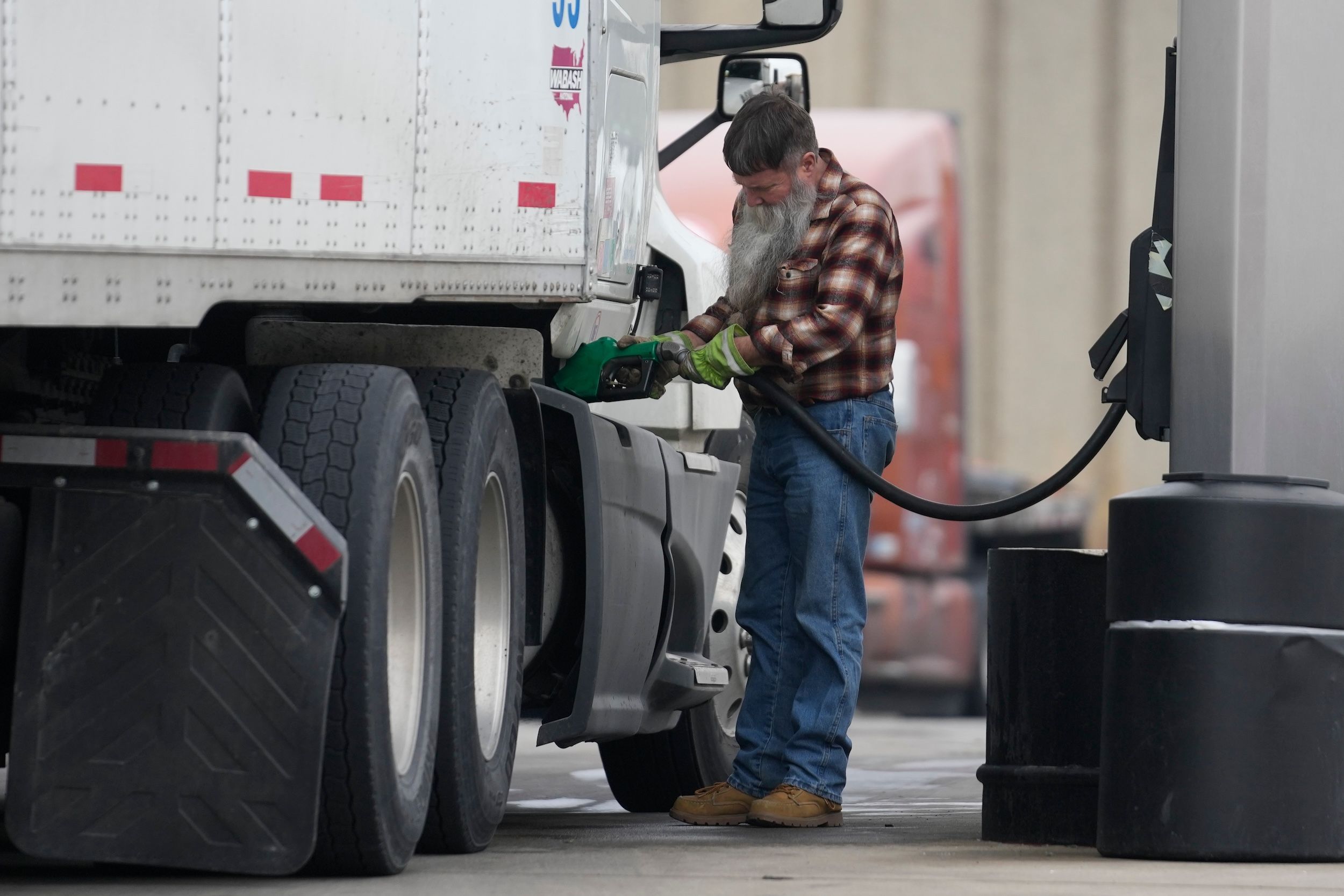 2026年3月3日，美國伊利諾州埃爾克格羅夫村，一輛卡車在加油站兼卡車休息站加油。（美聯社）