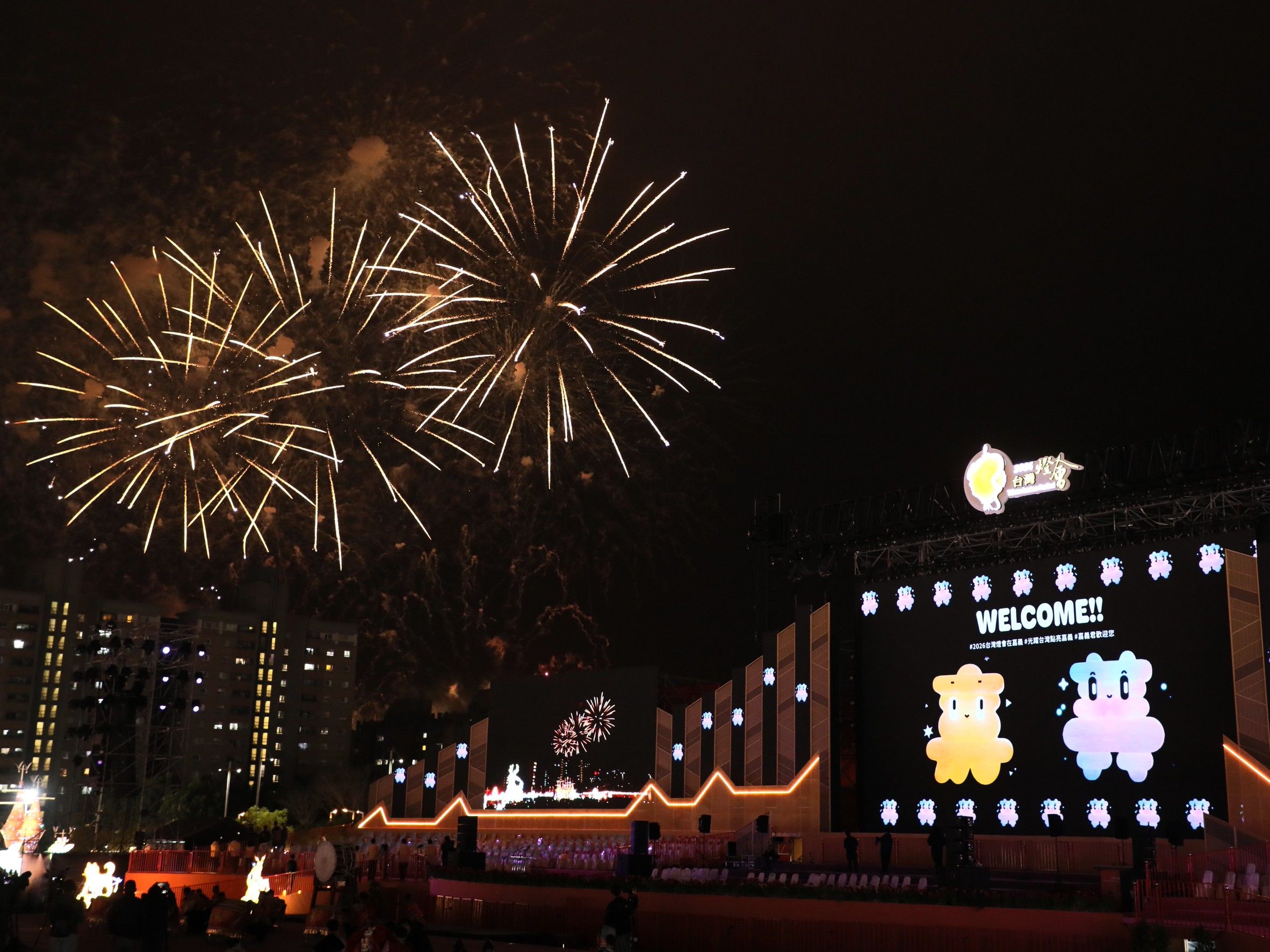 2026台灣燈會現場釋放煙火，吸引許多民眾觀看。（圖／嘉義縣政府提供）
