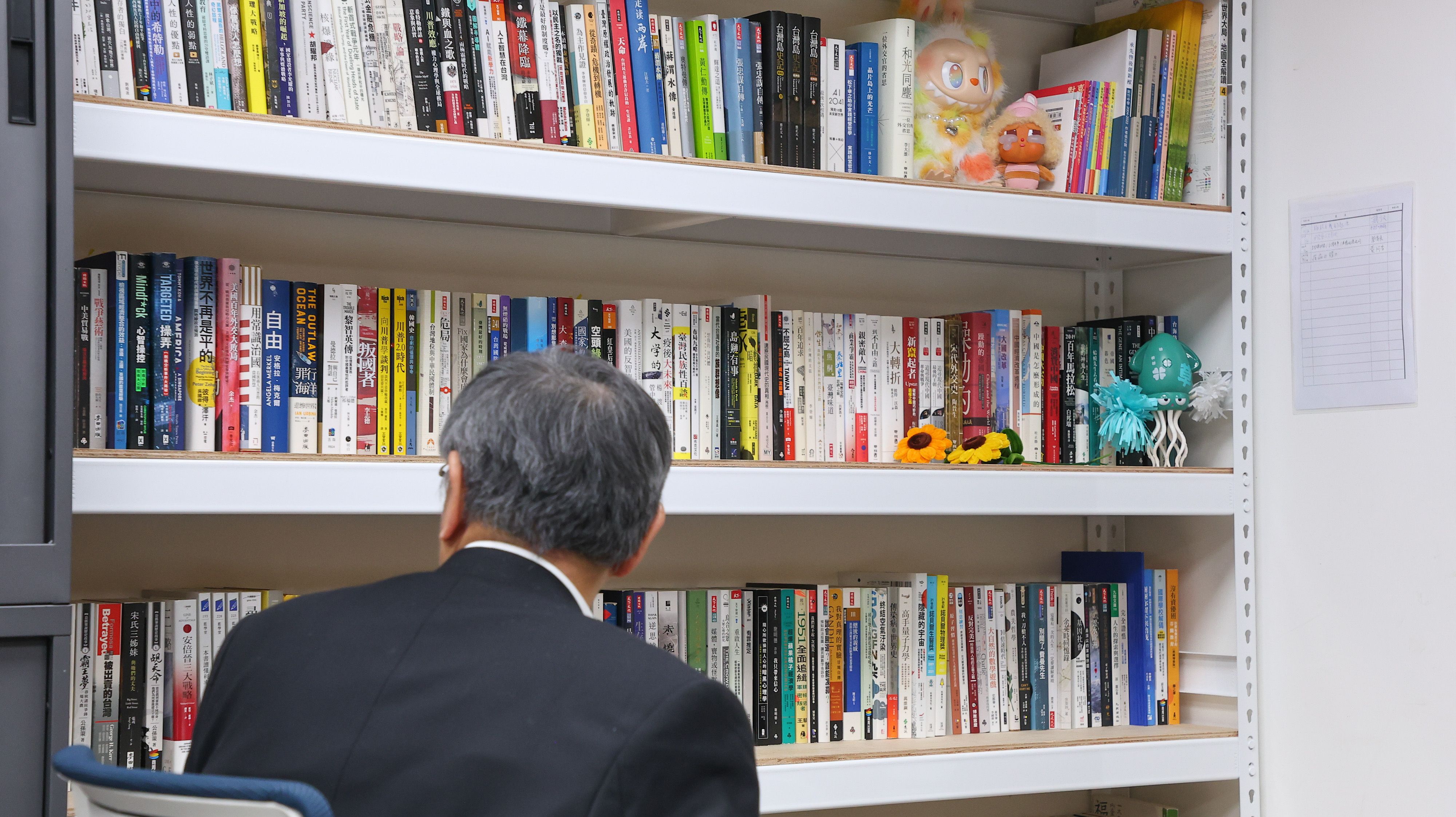 20260304-民眾黨創黨主席柯文哲專訪，柯文哲羈押期間閱讀書籍。（顏麟宇攝）