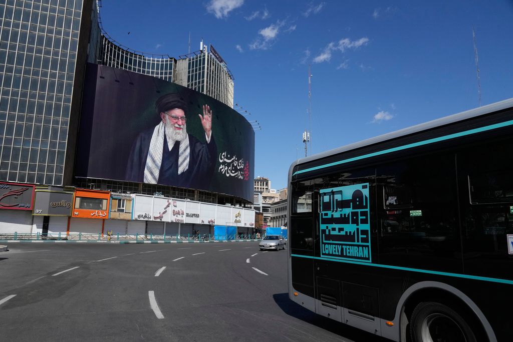 伊朗首都德黑蘭市區，張貼大幅緬懷已故最高領袖哈米尼的海報。（美聯社）