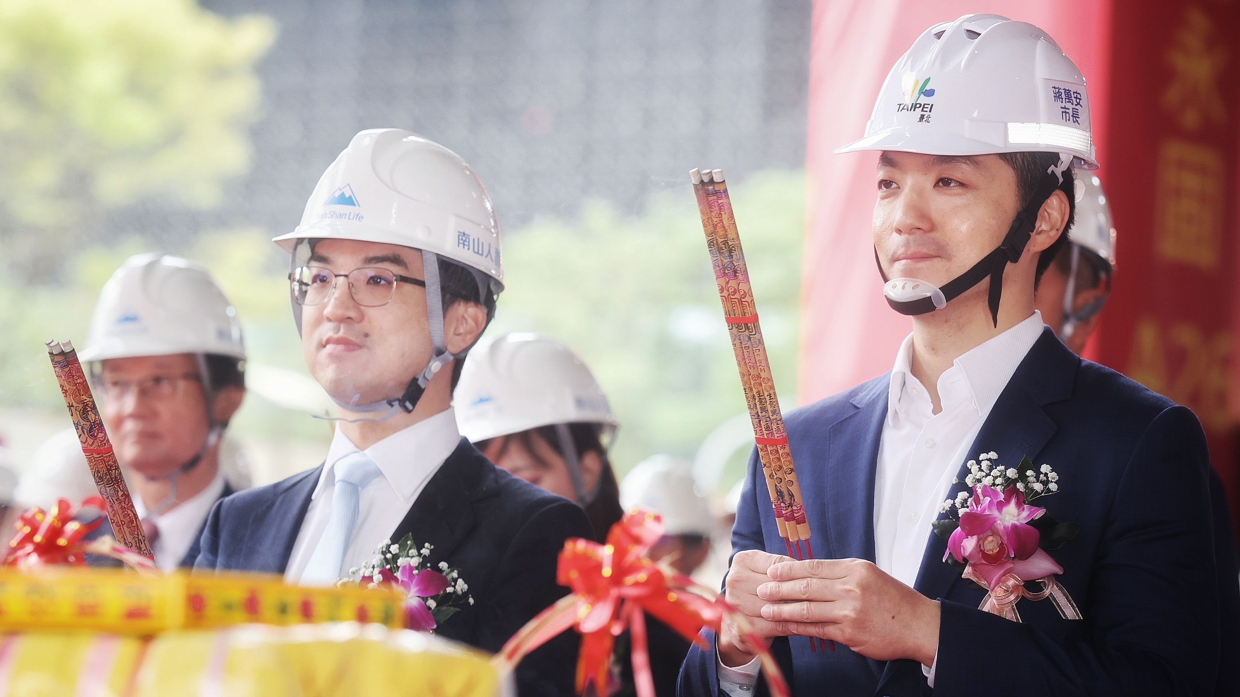20260305-台北市長蔣萬安（右）、 南山人壽董事長伊崇堯（左）5日出席南山信義A26新建工程上梁典禮。（柯承惠攝）