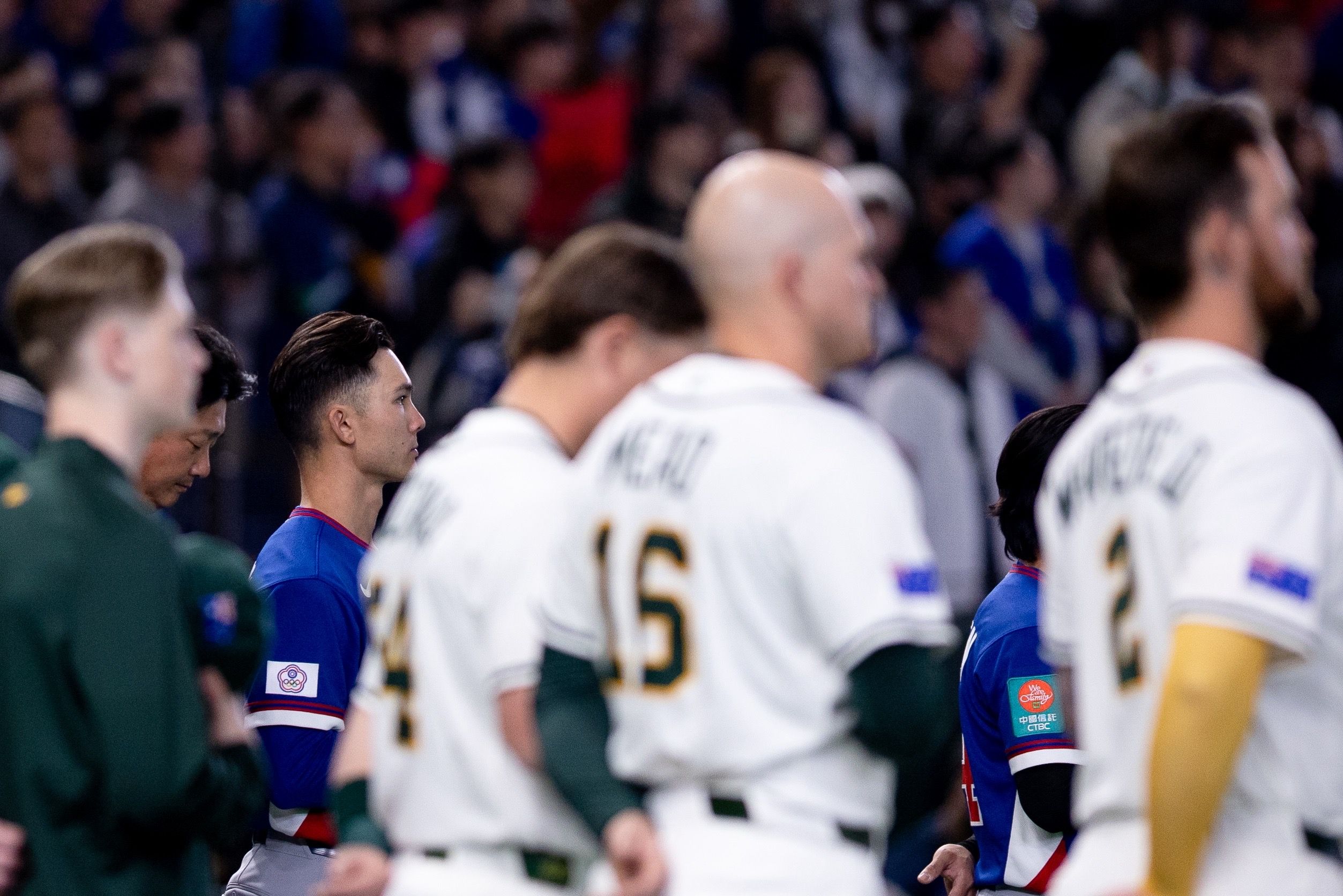 台灣隊與澳洲賽前列隊。丁勤紜攝