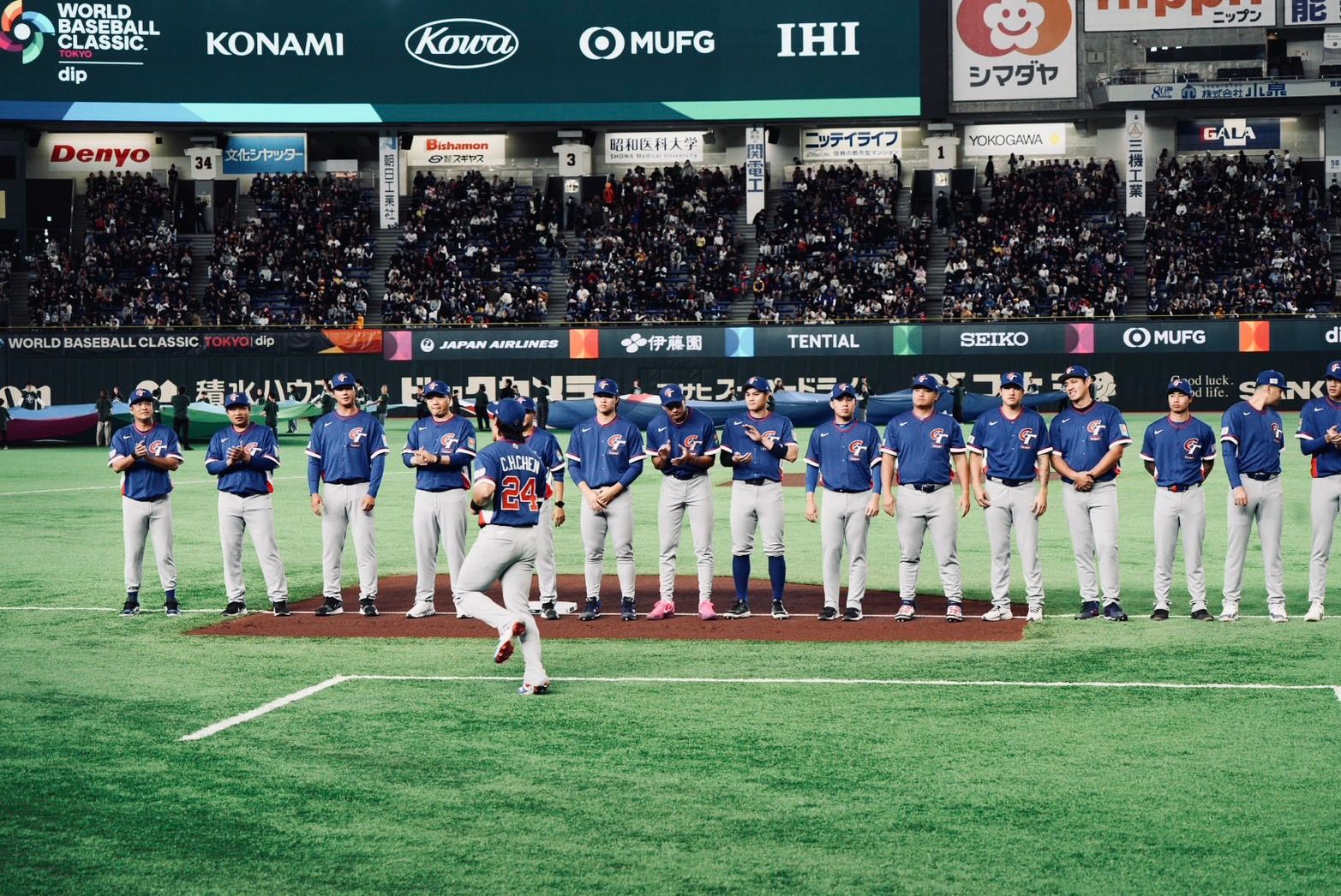 台澳賽前列隊。張庭瑜攝