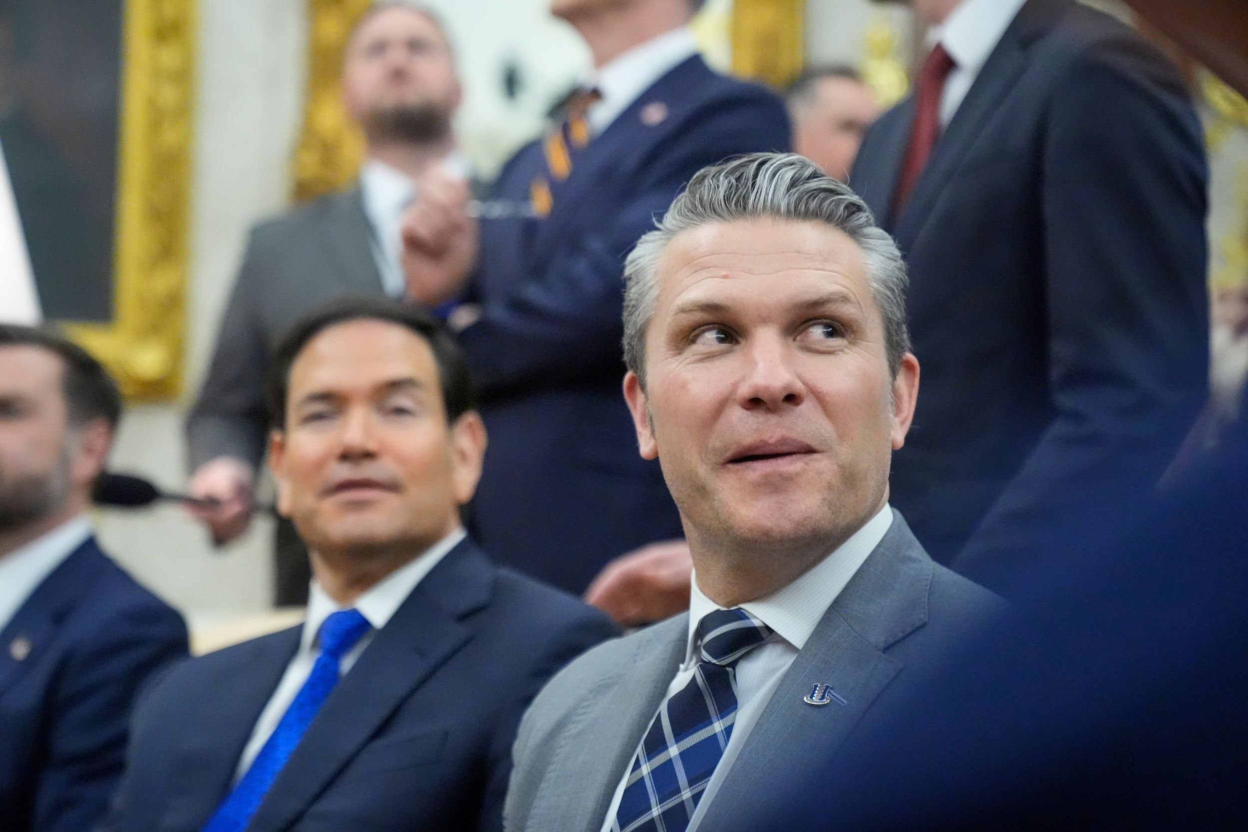 2026年3月3日，美國總統川普在白宮橢圓形辦公室會見德國總理梅爾茨，魯比歐與赫格塞斯在一旁作陪。（美聯社）