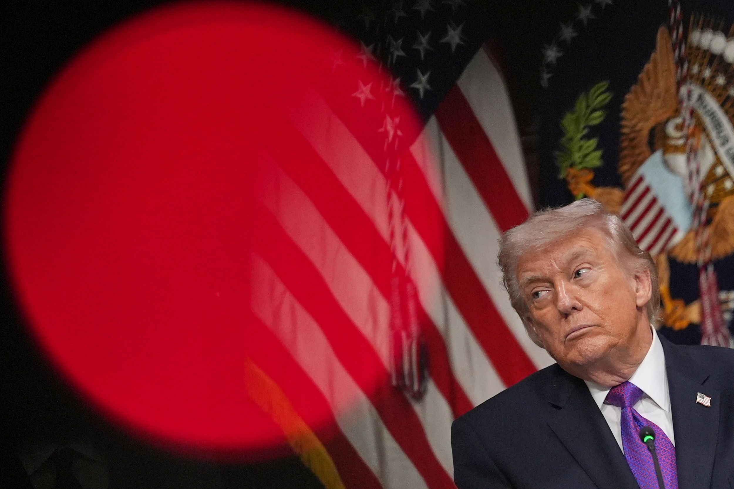 026年3月4日。川普在白宮艾森豪威爾行政辦公大樓出席「納稅人保護承諾」活動。（美聯社）