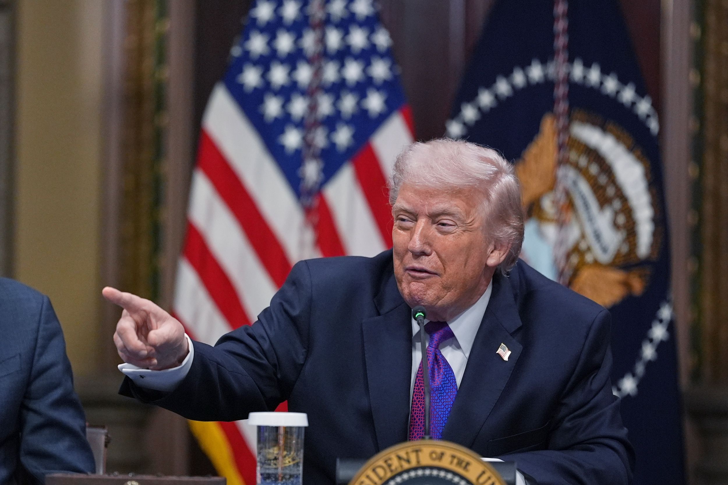 026年3月4日。川普在白宮艾森豪威爾行政辦公大樓出席「納稅人保護承諾」活動。（美聯社）