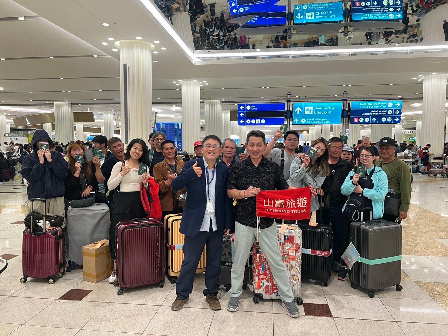 20260304-我國駐杜拜辦事處總領事陳俊吉於當地時間4日晚間11時，偕副領事柴介休前往杜拜國際機場，慰問即將離境返台的受影響國人。（駐杜拜辦事處提供）